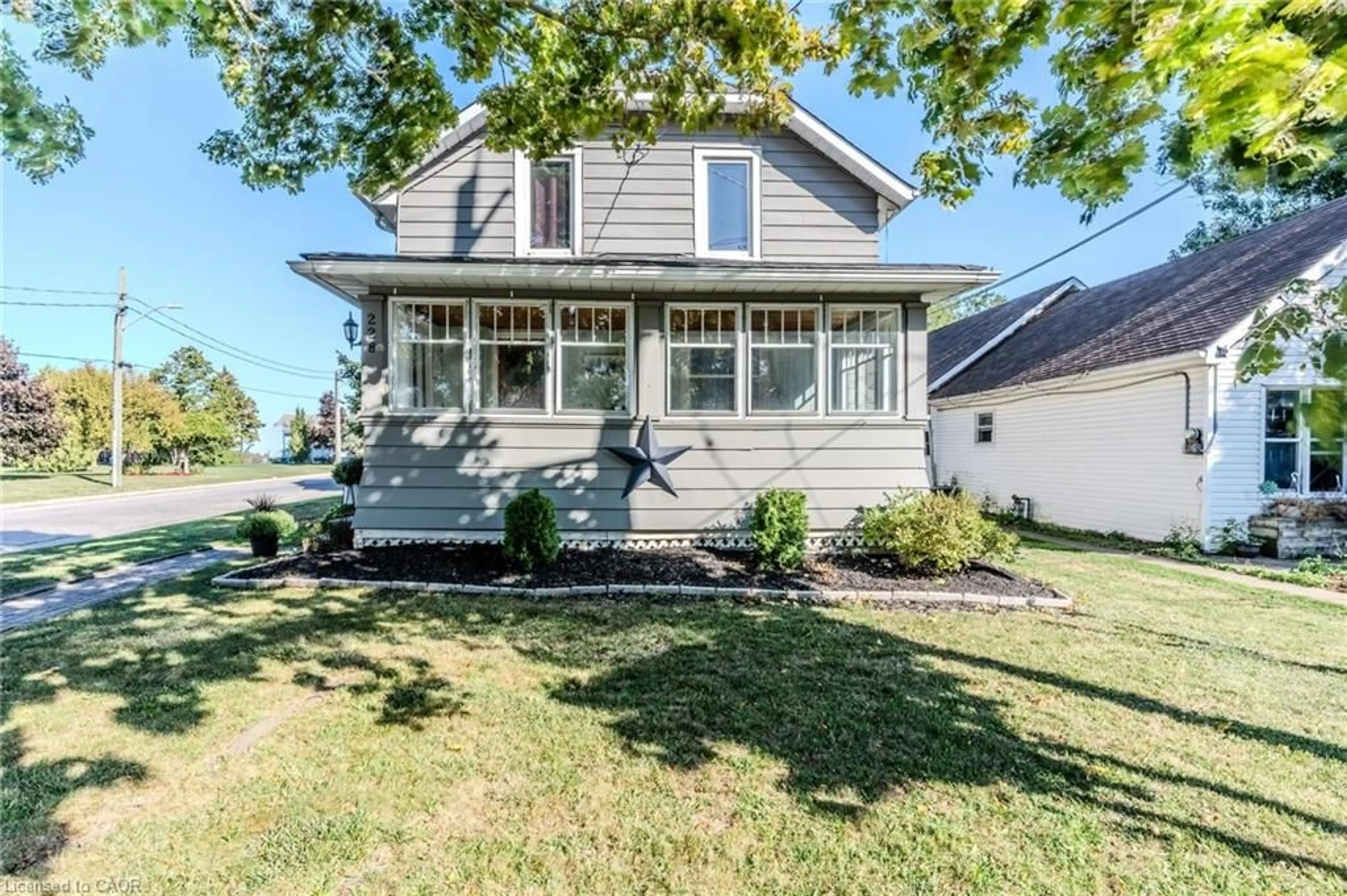 Home with vinyl exterior material, street for 228 Brock St, Smithville Ontario L0R 2A0