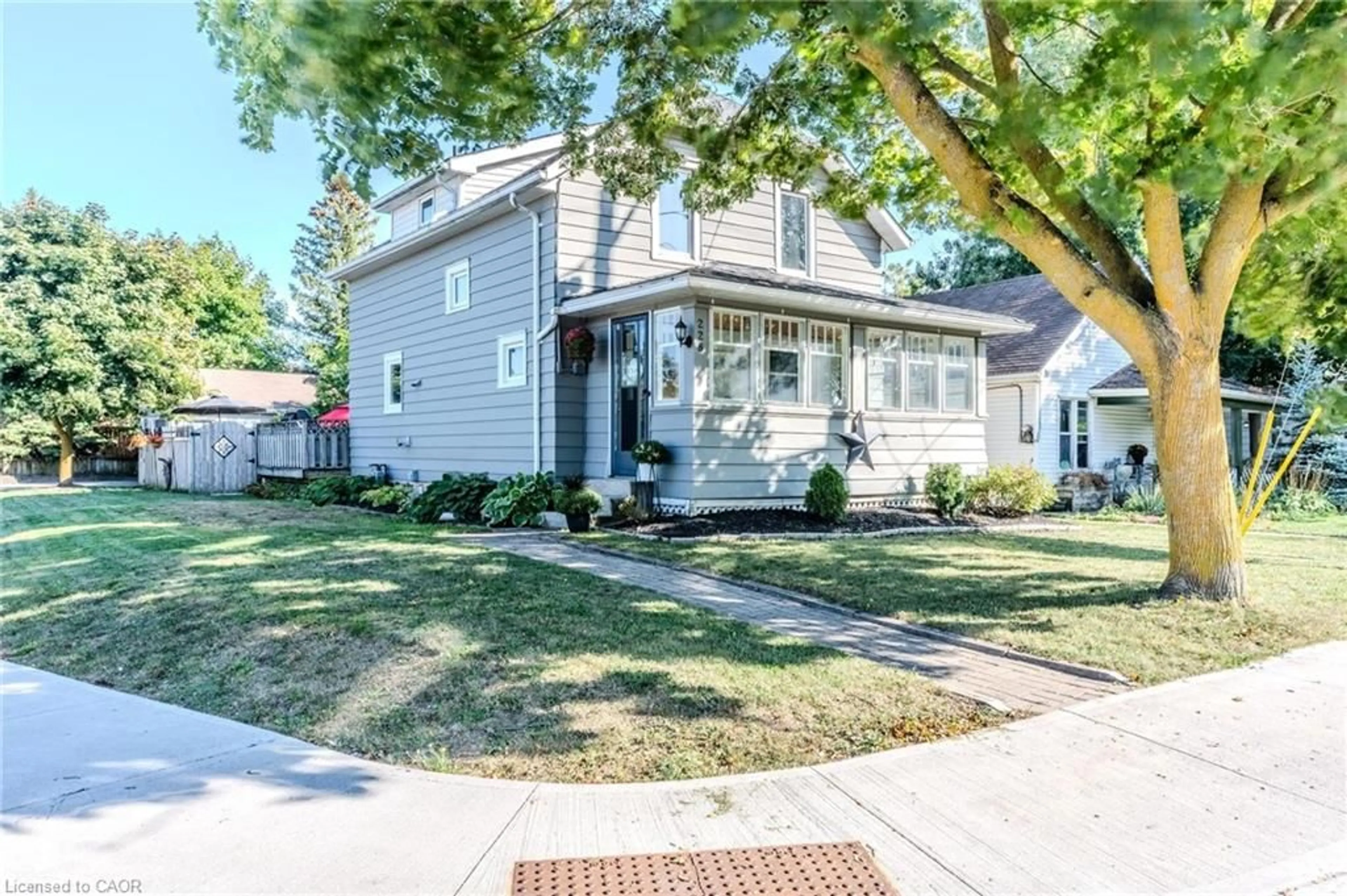 Home with vinyl exterior material, street for 228 Brock St, Smithville Ontario L0R 2A0