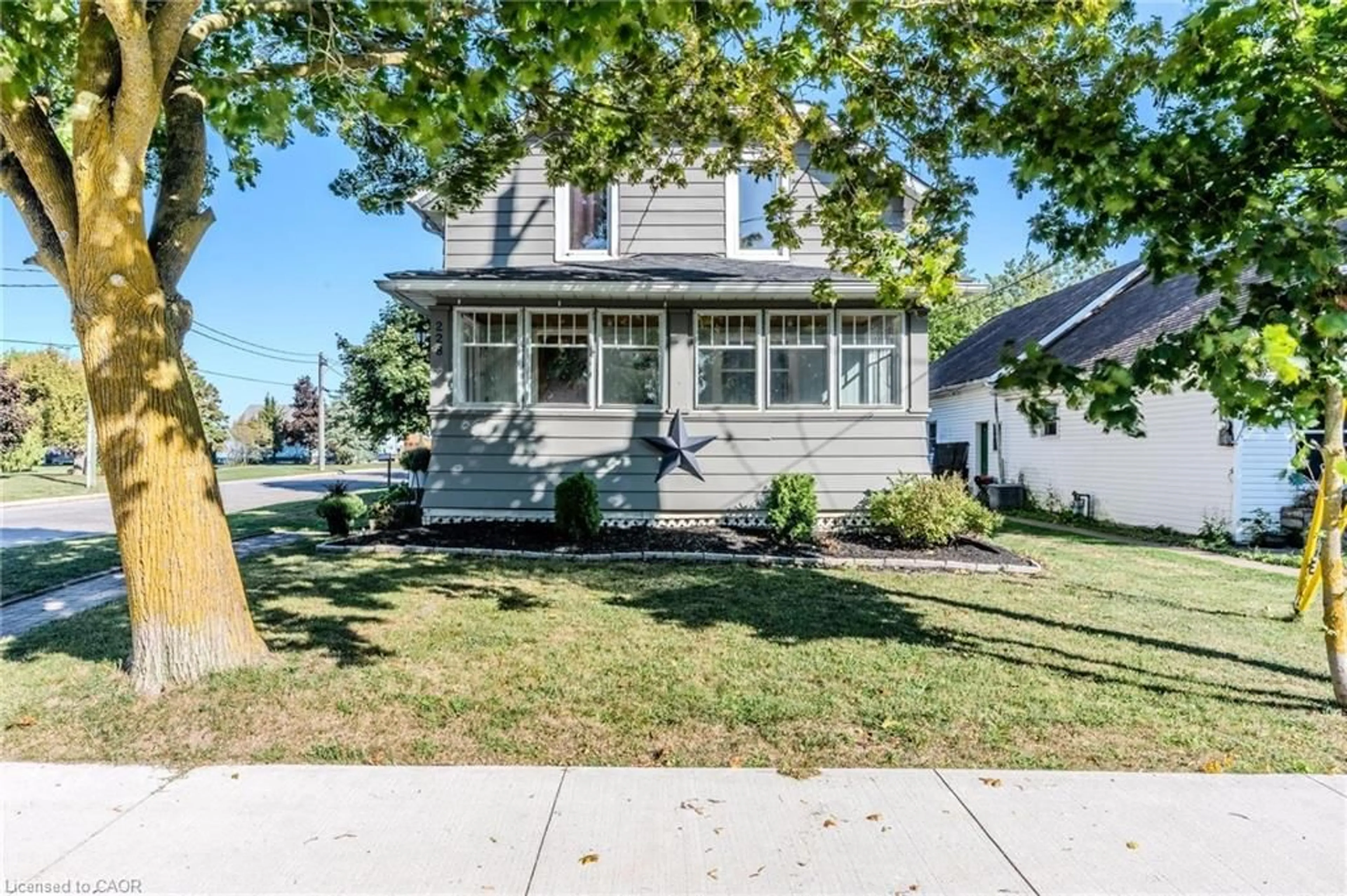 Home with vinyl exterior material, street for 228 Brock St, Smithville Ontario L0R 2A0