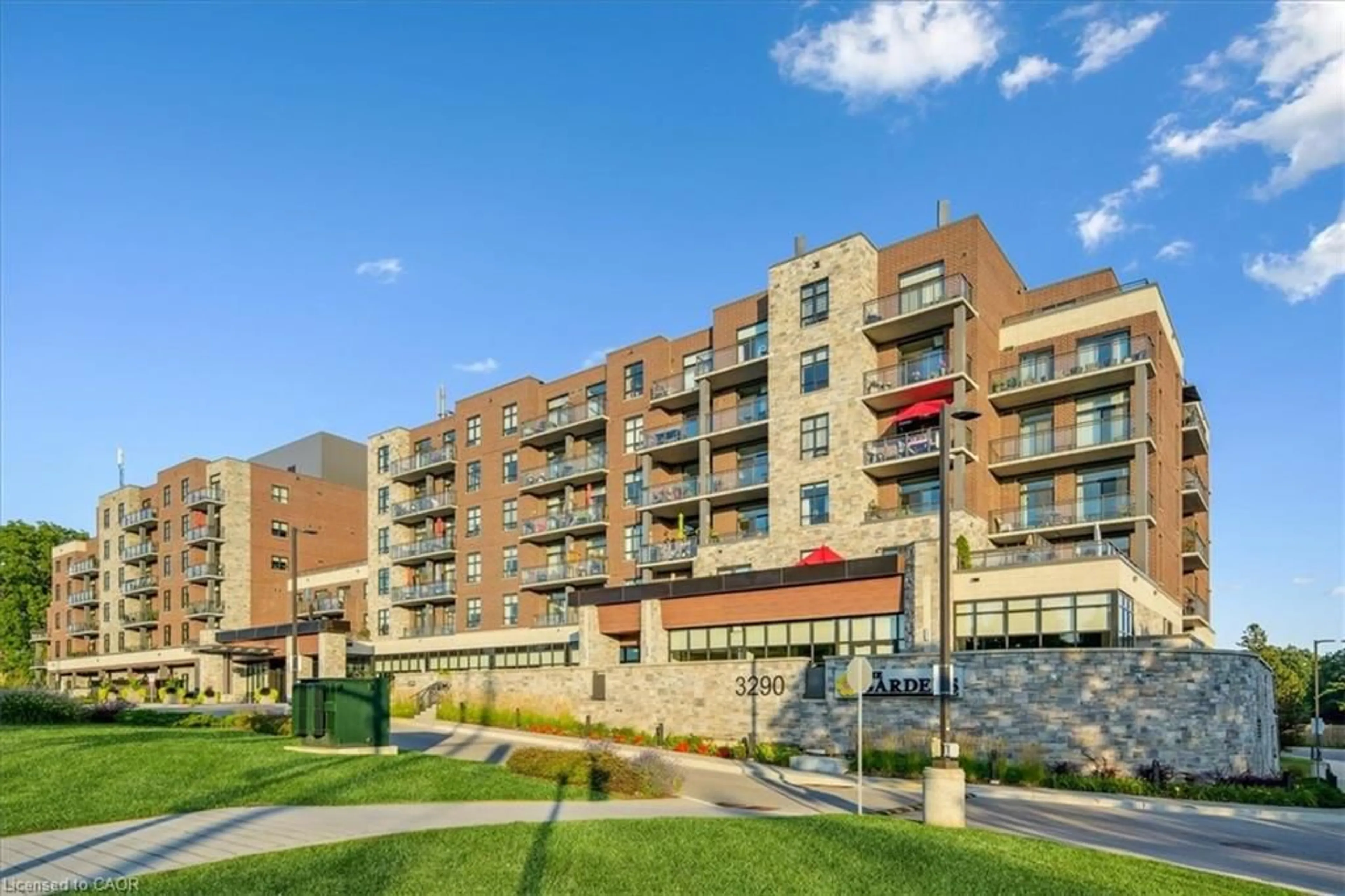 Patio, building for 3290 New St #222, Burlington Ontario L7N 1M8
