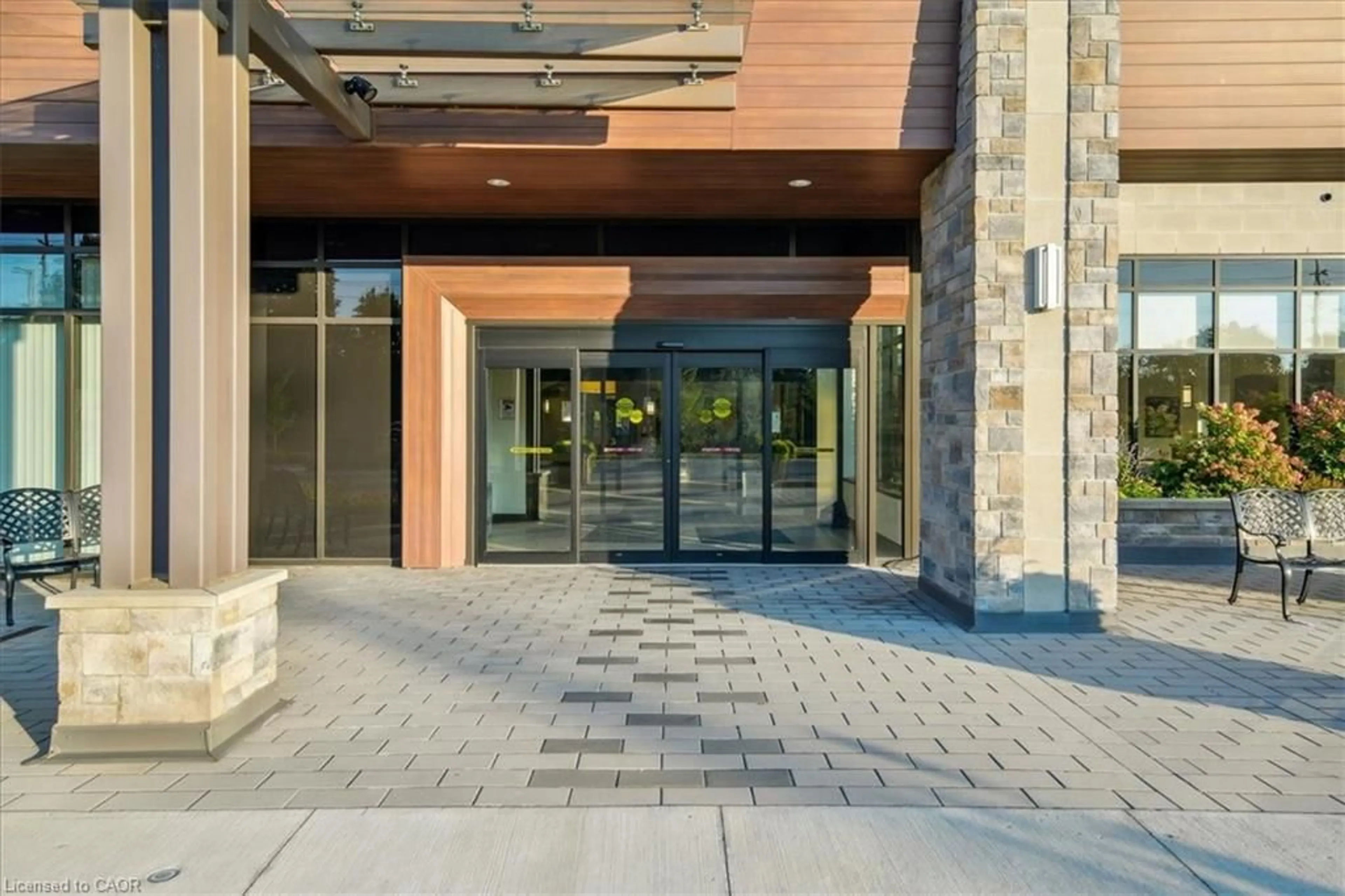 Indoor foyer for 3290 New St #222, Burlington Ontario L7N 1M8