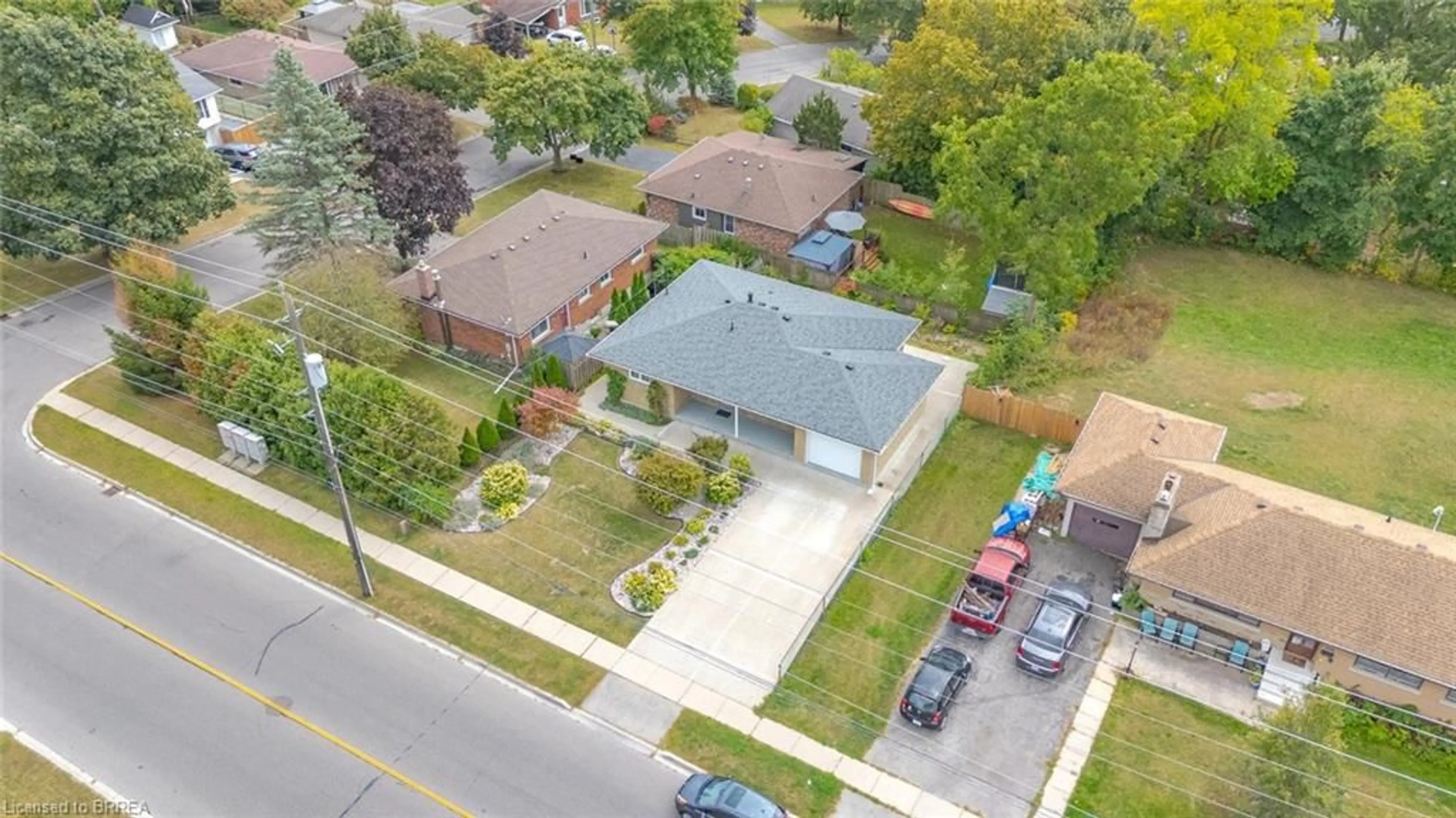 A pic from outside/outdoor area/front of a property/back of a property/a pic from drone, street for 162 Victoria St, Simcoe Ontario N3Y 1L8