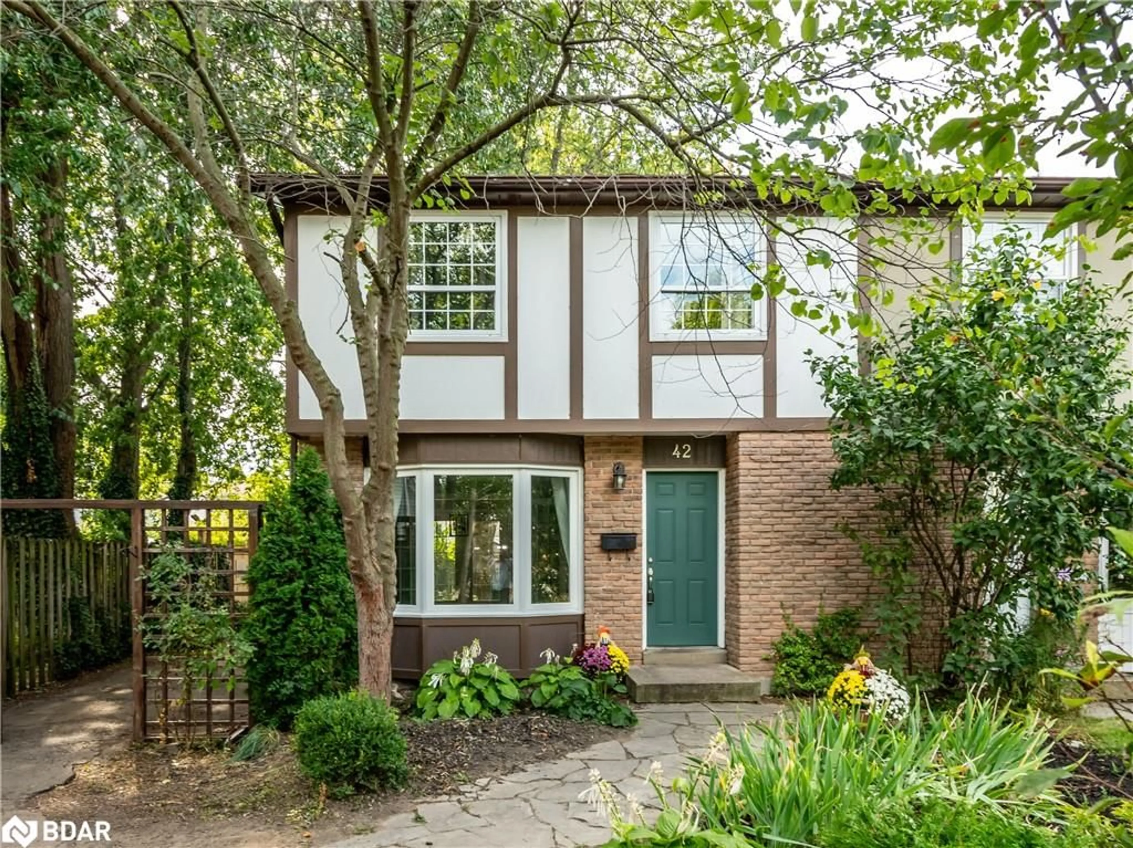 Home with brick exterior material, street for 42 Oakmeadow Pl, St. Catharines Ontario L2N 5X7