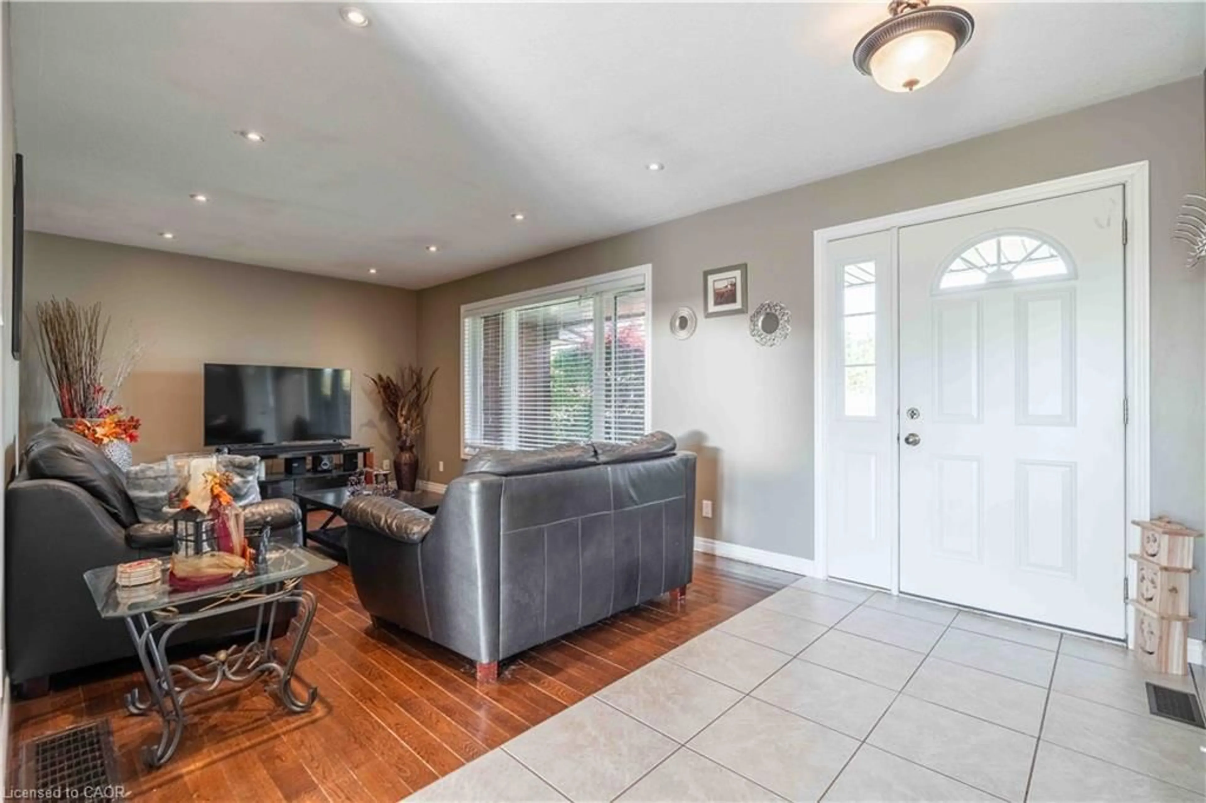 Living room with furniture, unknown for 558 Indiana Rd, Canfield Ontario N0A 1C0