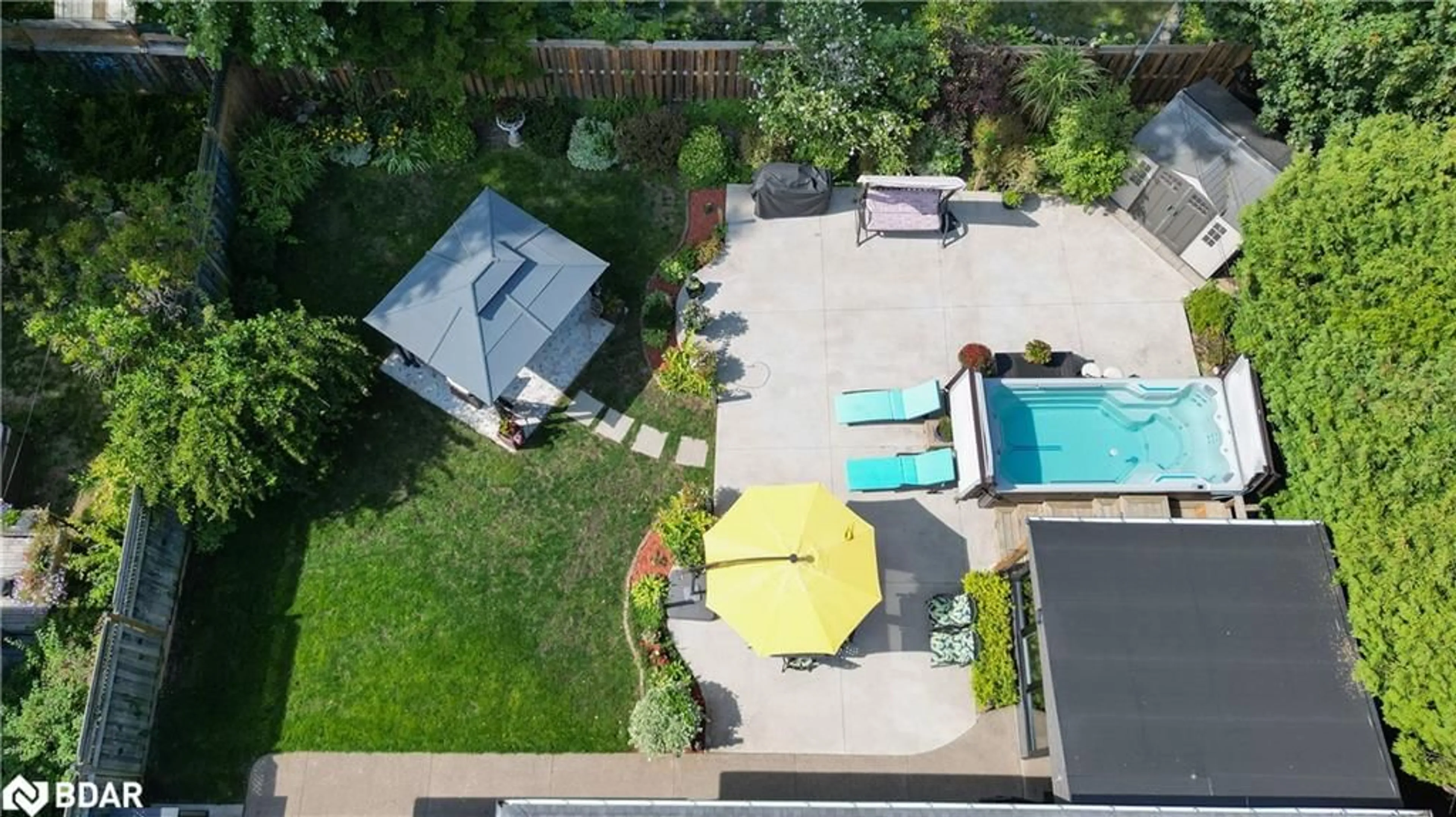 A pic from outside/outdoor area/front of a property/back of a property/a pic from drone, street for 2105 Maplewood Dr, Burlington Ontario L7R 2C6