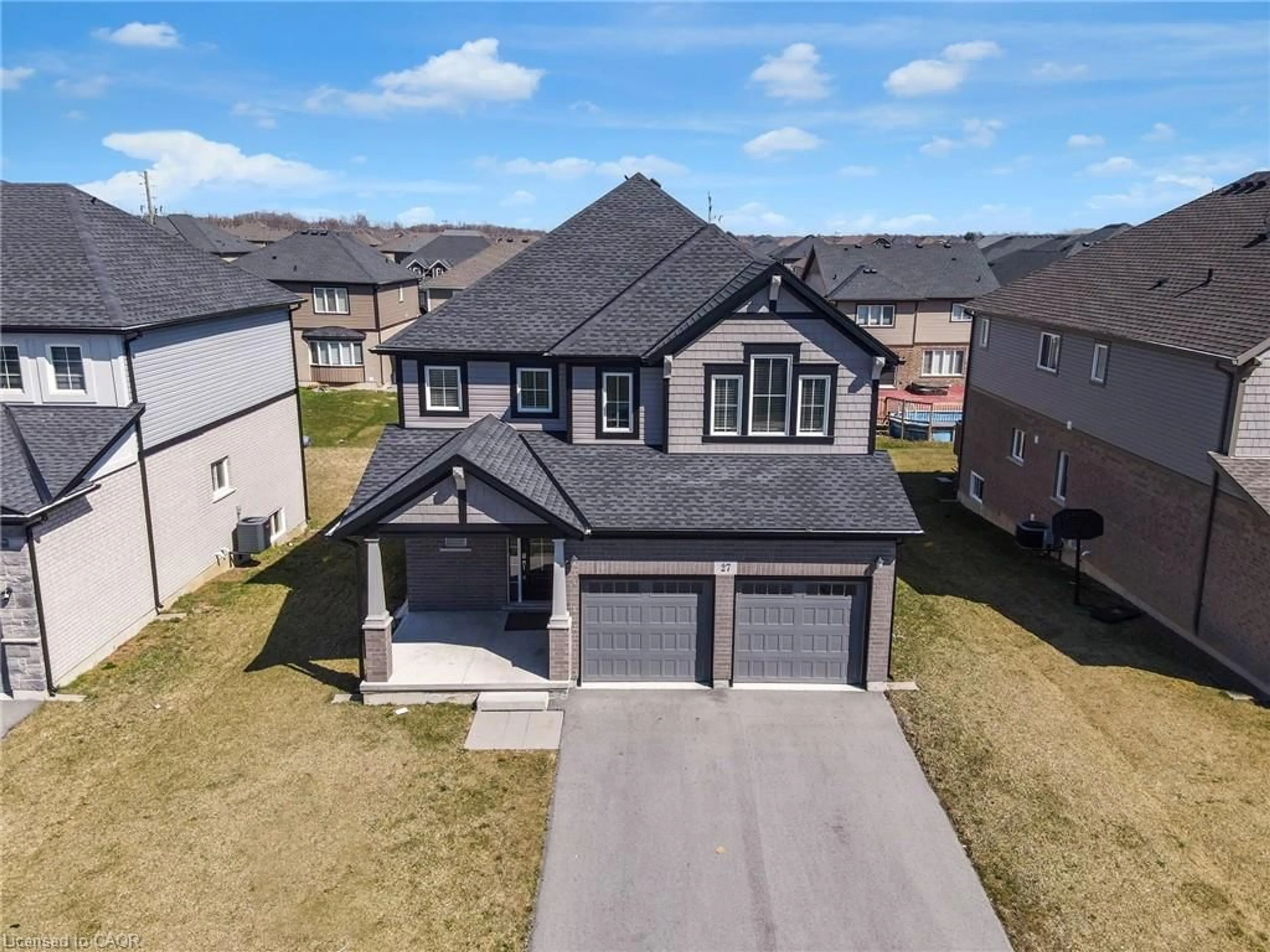 A pic from outside/outdoor area/front of a property/back of a property/a pic from drone, street for 27 Monarch St, Welland Ontario 13C 0E6