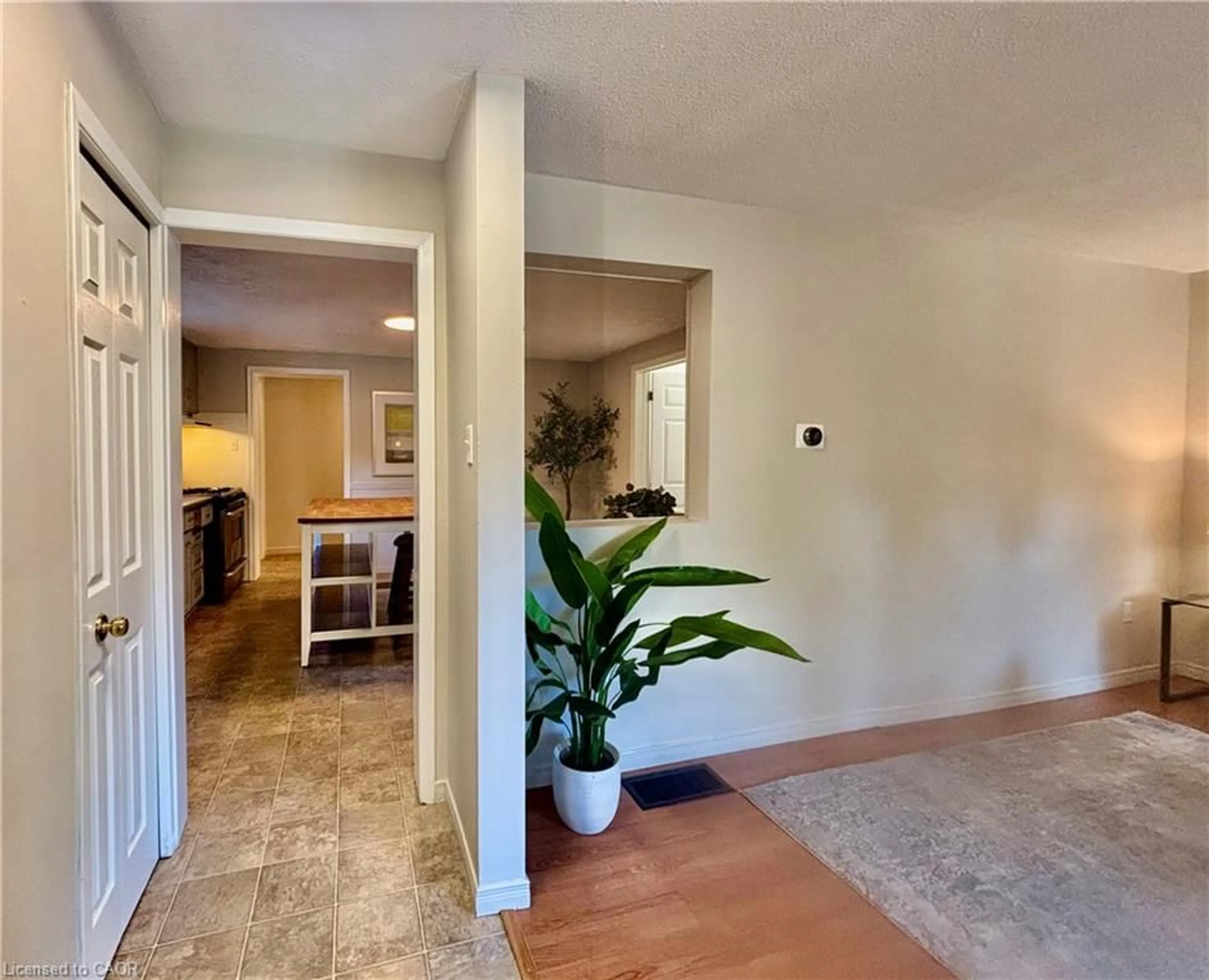 Indoor entryway for 90 Shanley St, Kitchener Ontario N2H 5P2