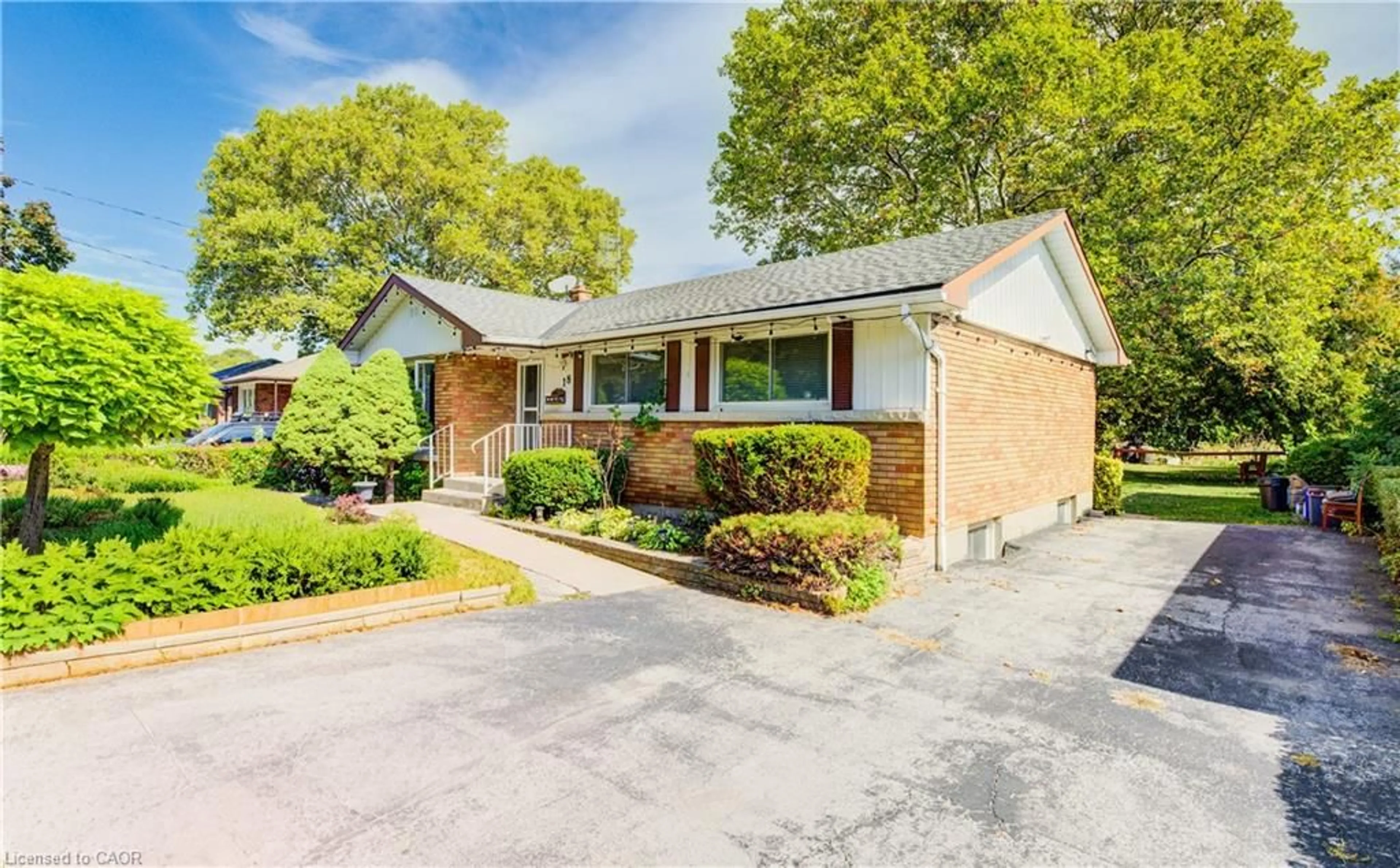 Home with brick exterior material, street for 18 Edinburgh Dr, St. Catharines Ontario L2M 3H1