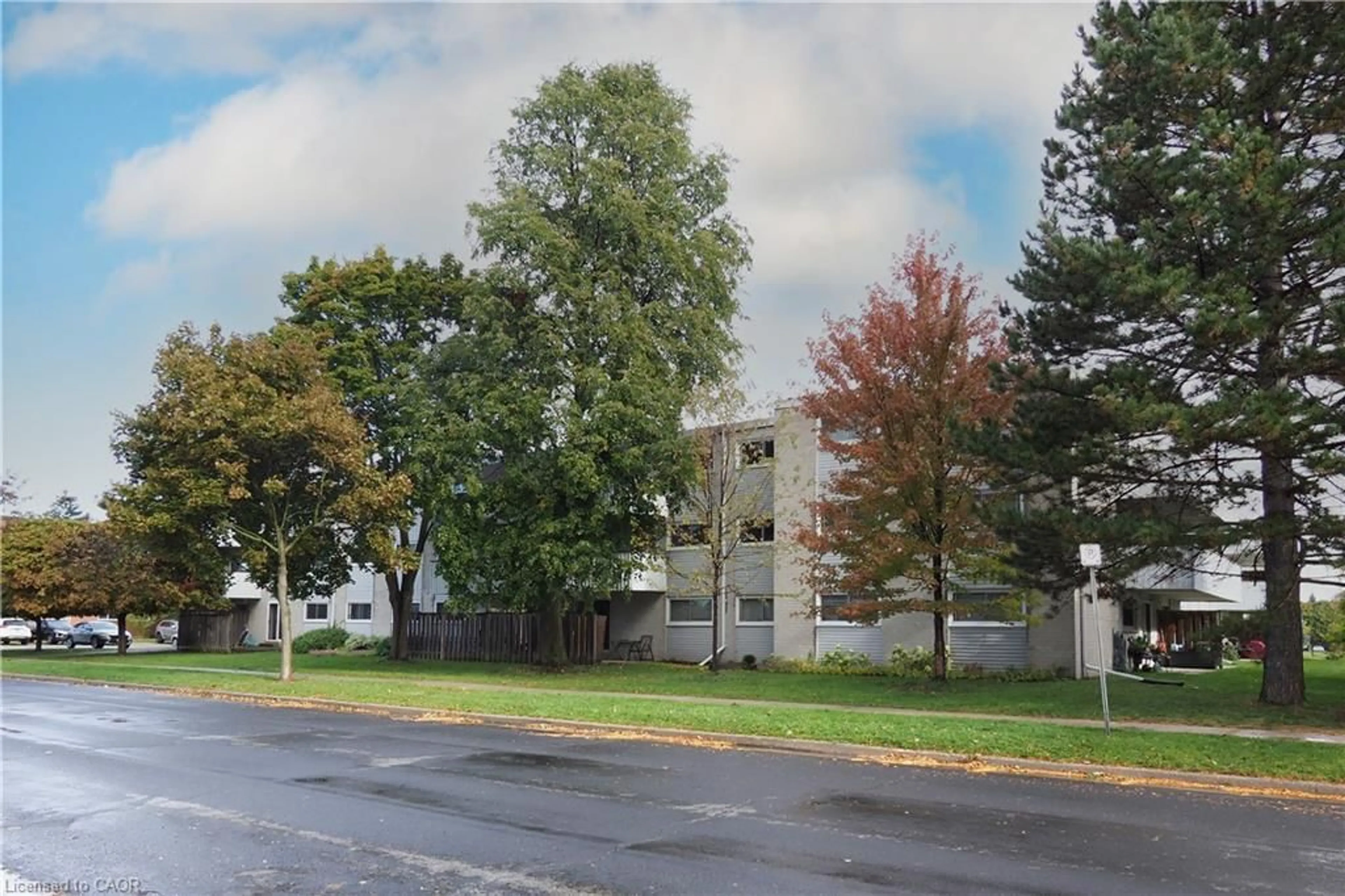 Blurry image for 80 Breckenridge Dr #102, Kitchener Ontario N2B 2N9