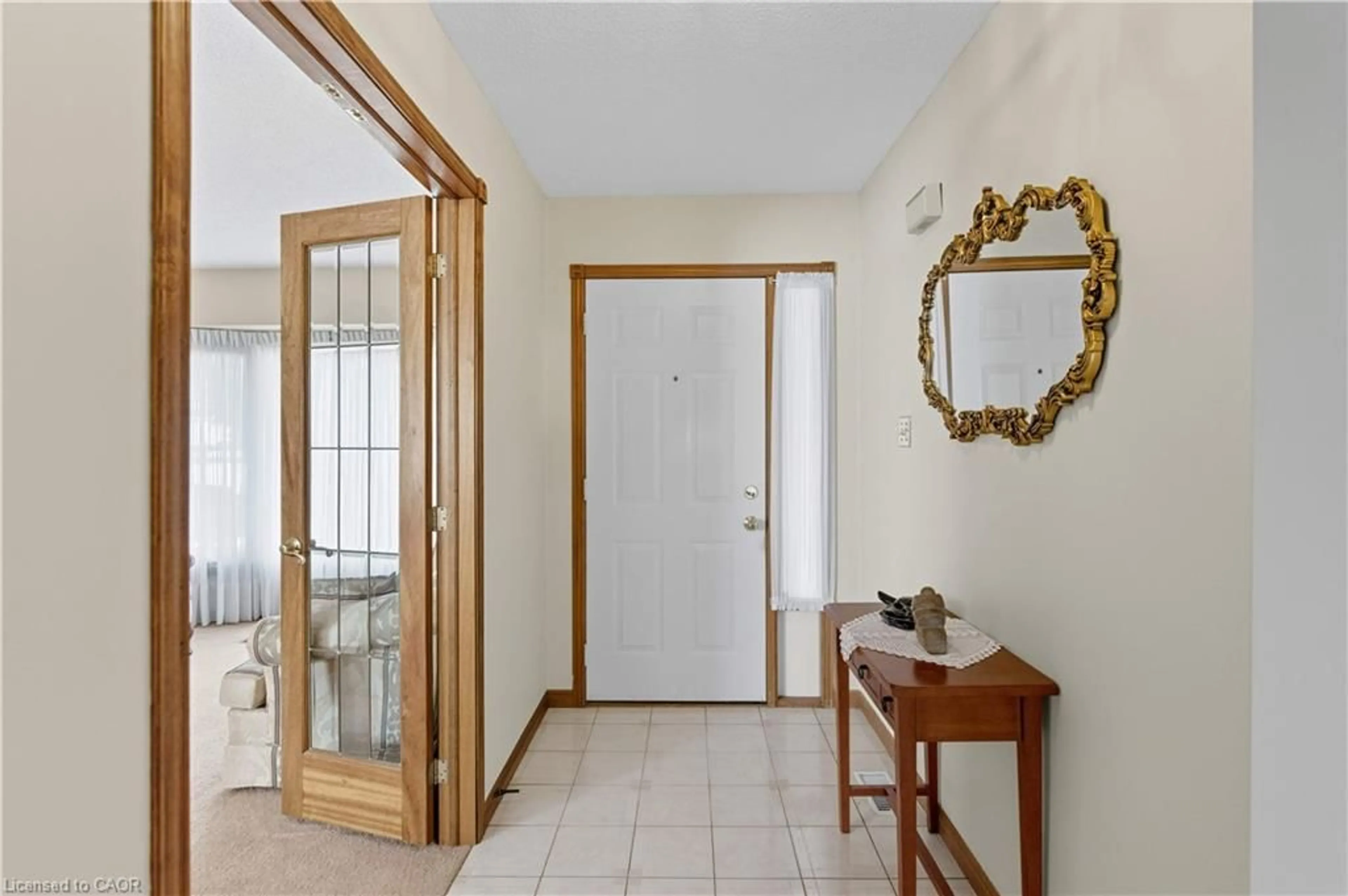 Indoor entryway for 40 Gatestone Dr, Stoney Creek Ontario L8J 2P4