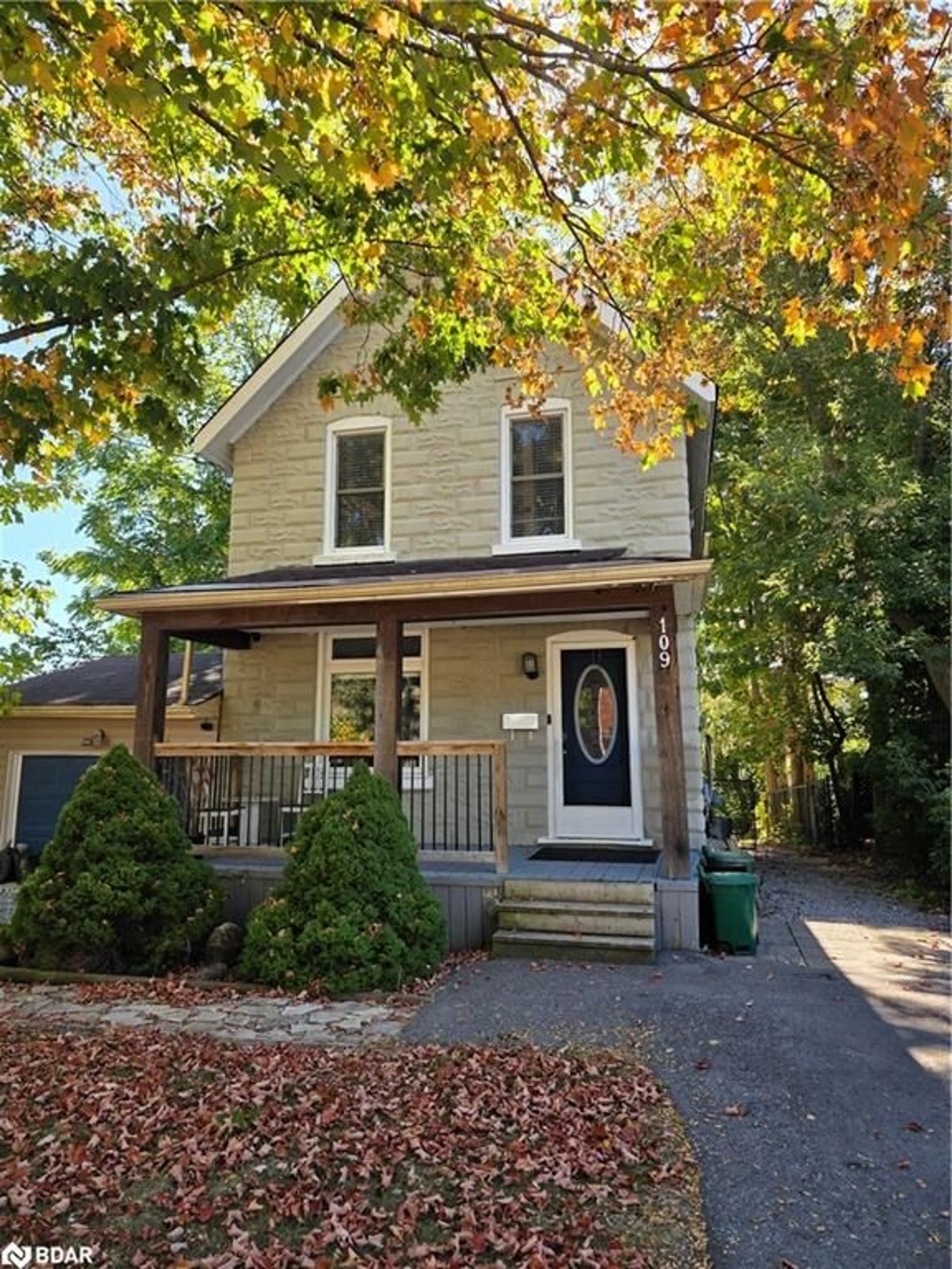 Home with vinyl exterior material, street for 109 Borland St, Orillia Ontario L3V 2B8