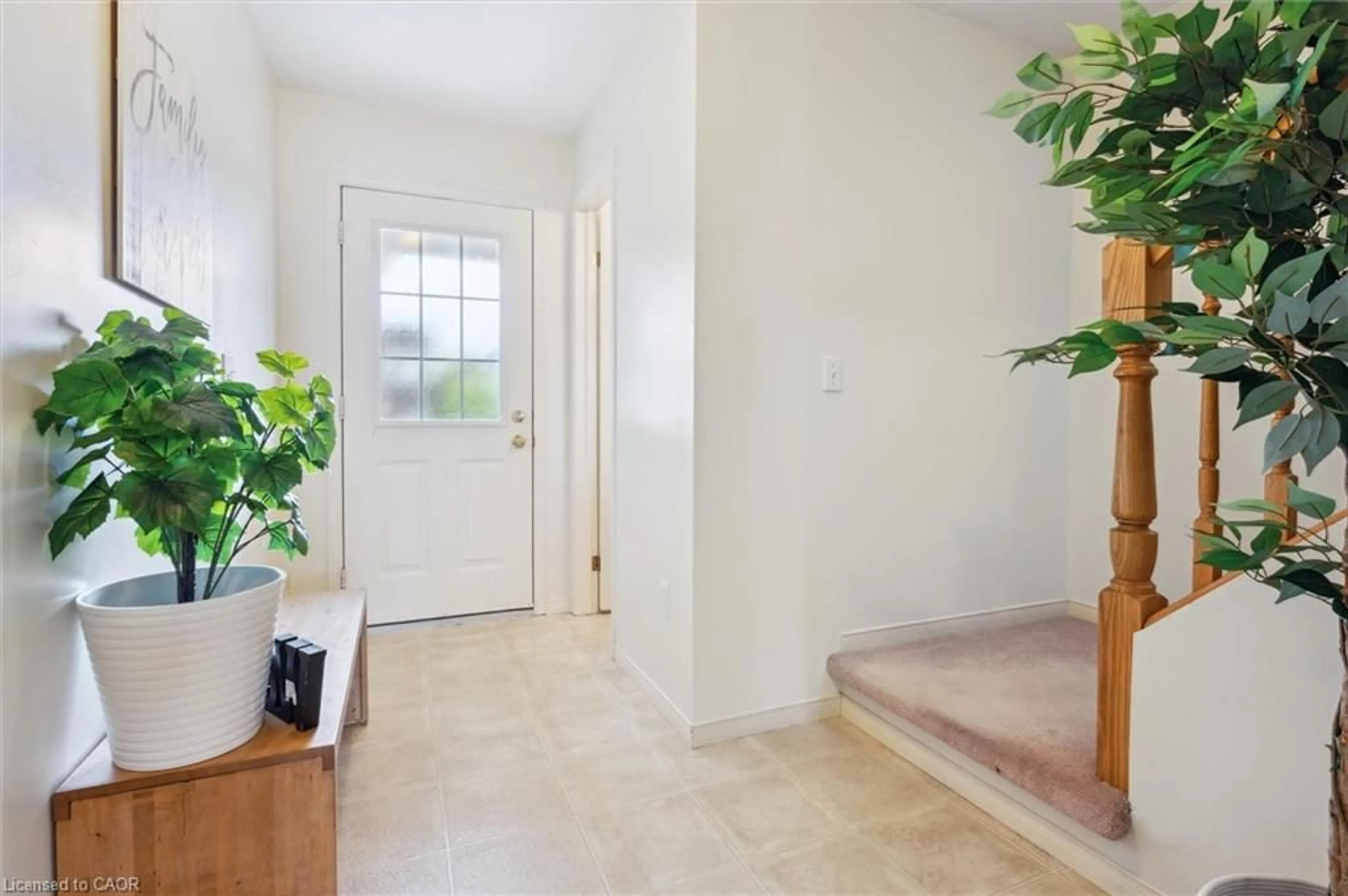 Indoor entryway for 566 Bonavista Dr, Waterloo Ontario N2K 3Z7