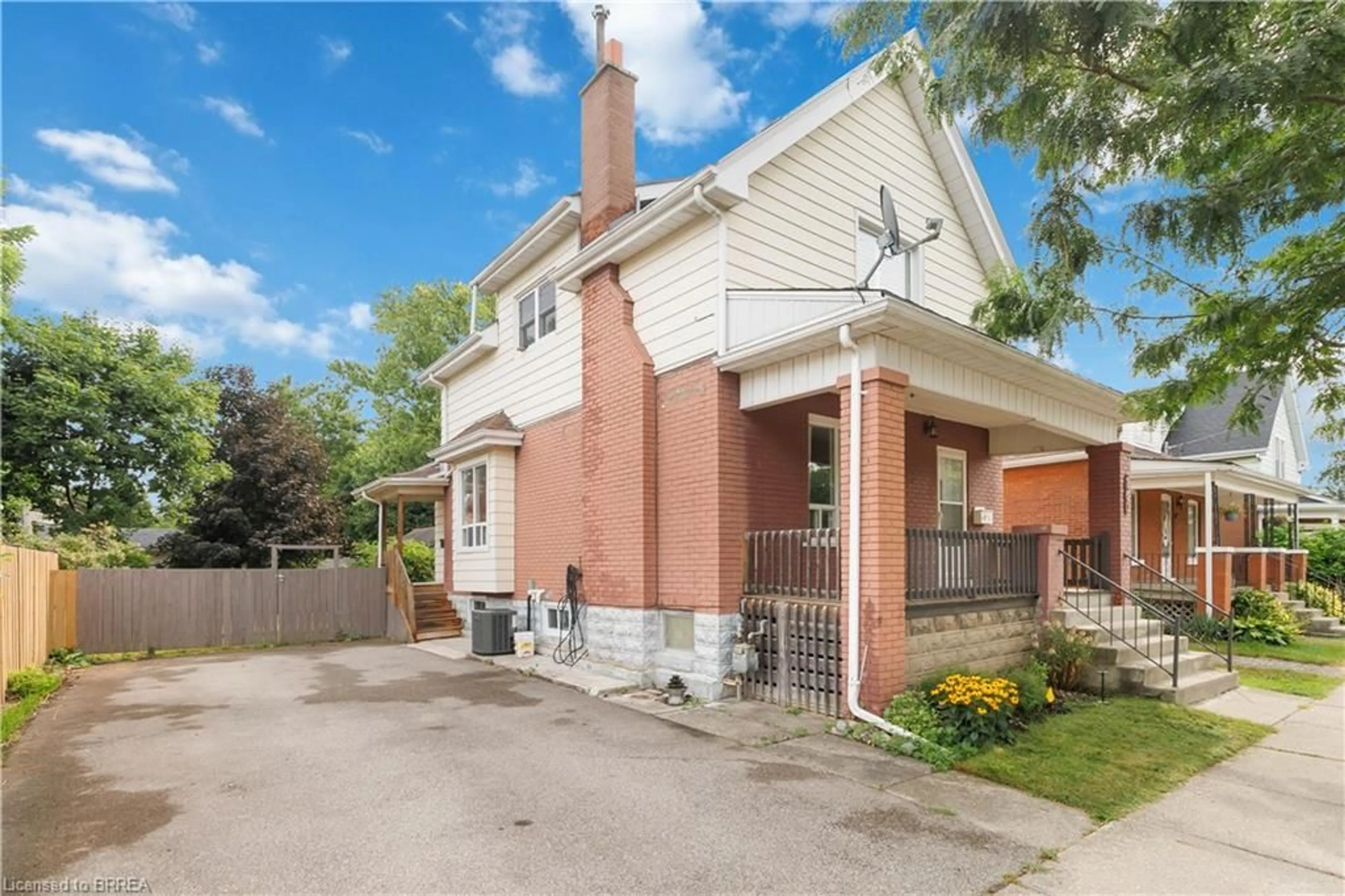 Home with brick exterior material, street for 160 Catharine Ave, Brantford Ontario N3T 1Y7