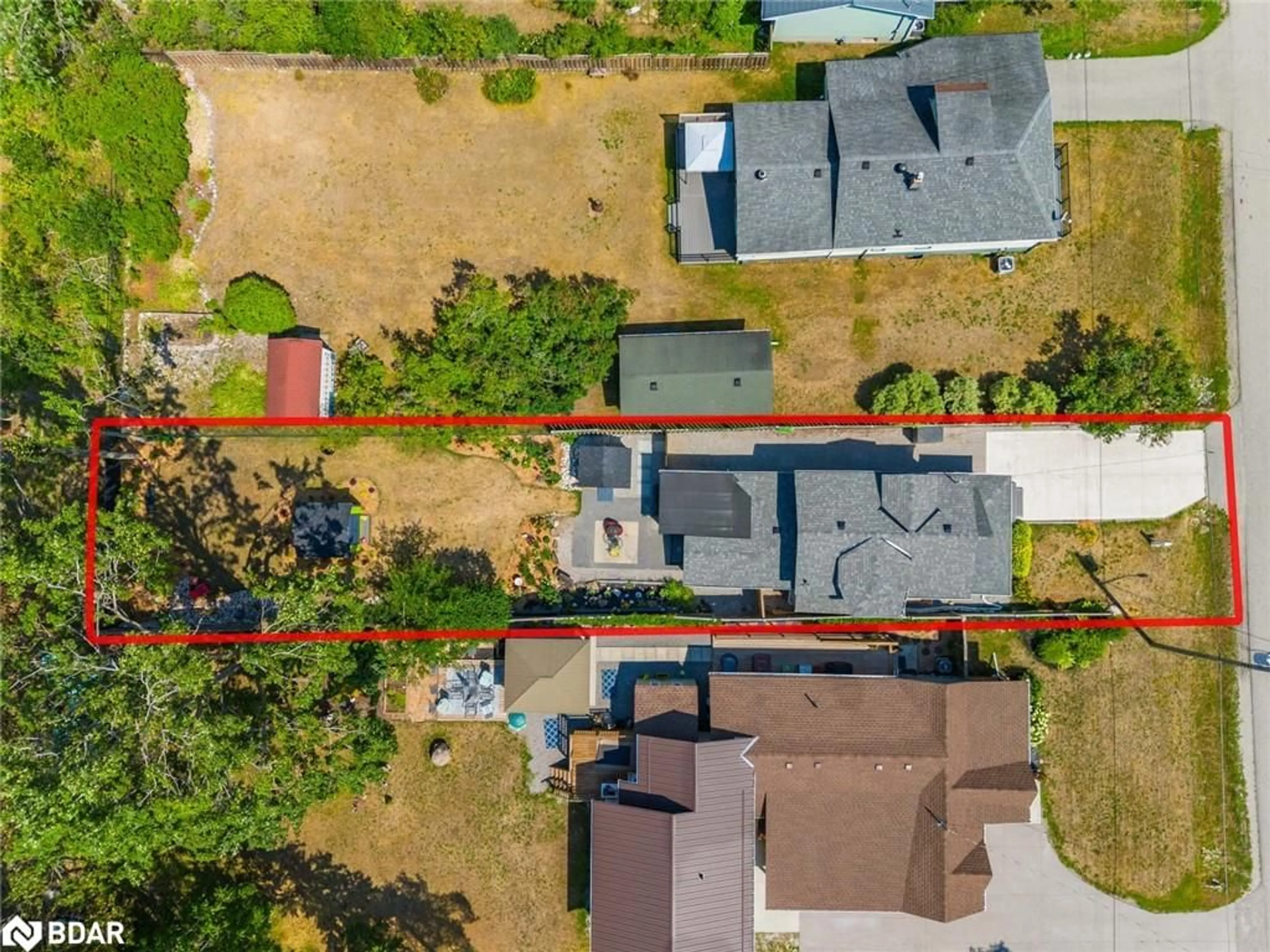 A pic from outside/outdoor area/front of a property/back of a property/a pic from drone, street for 370 Homewood Ave, Orillia Ontario L3V 3K8