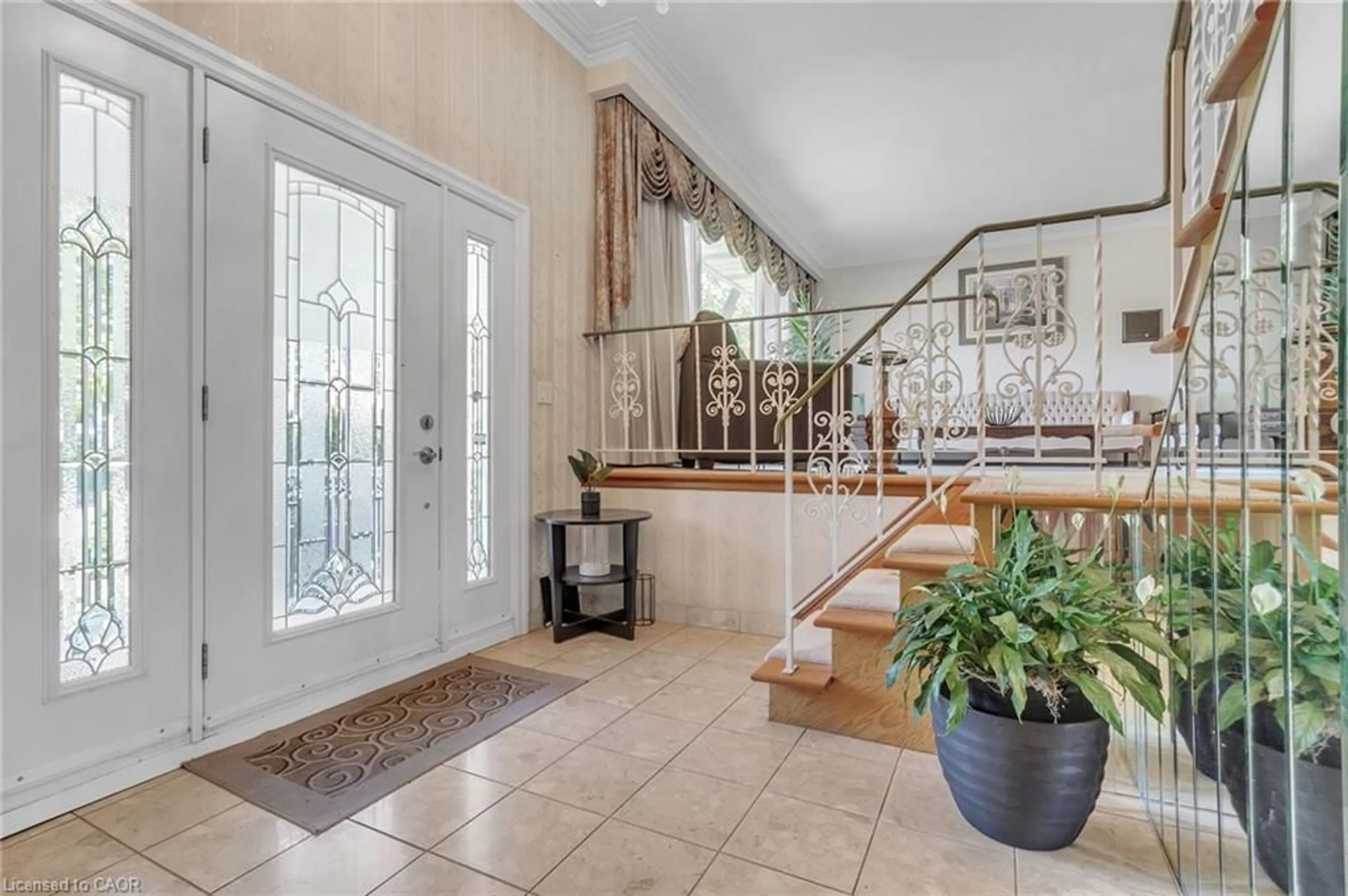 Indoor entryway for 2344 Brinell Ave, Burlington Ontario L7R 3P5