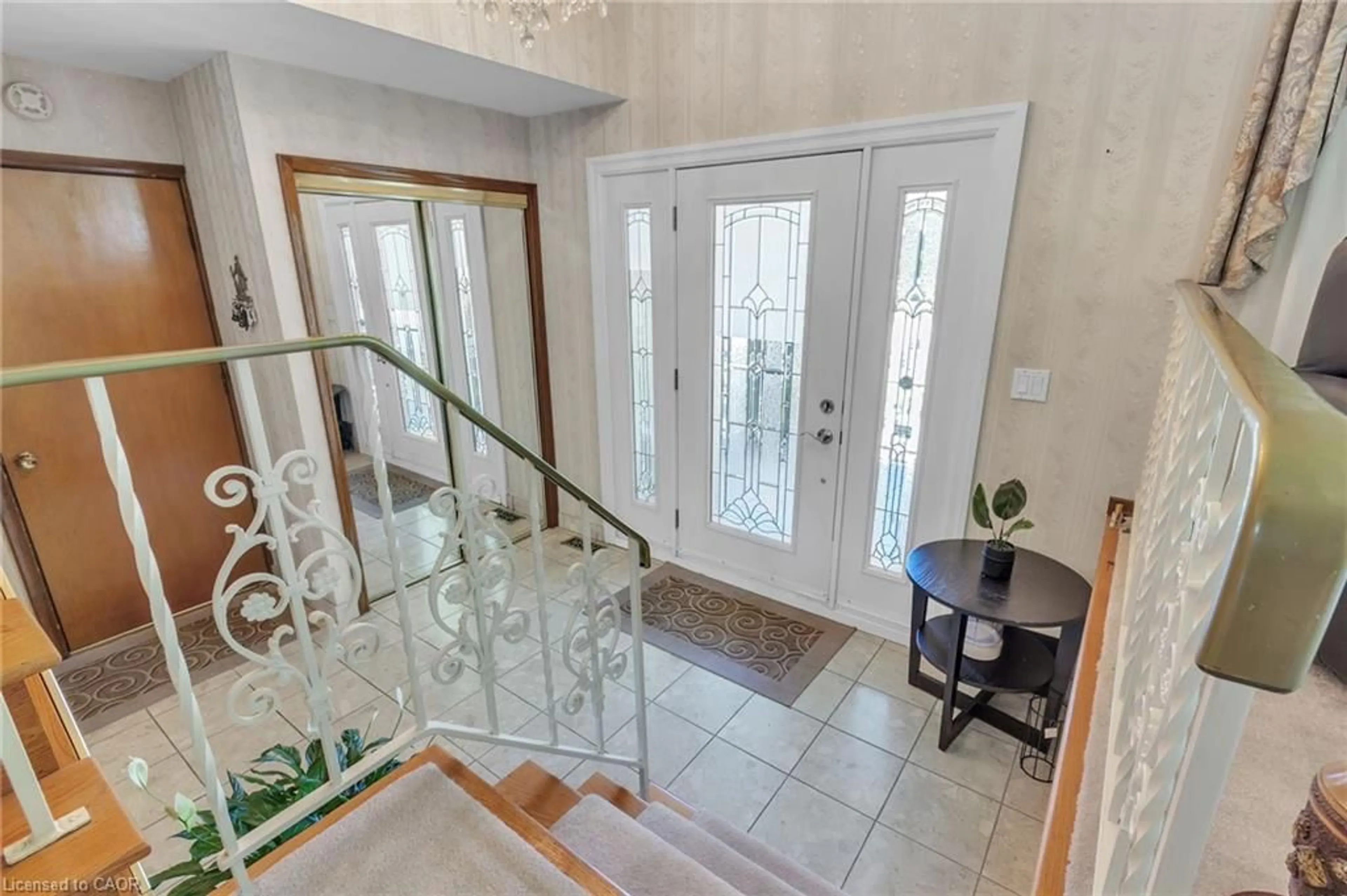 Indoor entryway for 2344 Brinell Ave, Burlington Ontario L7R 3P5