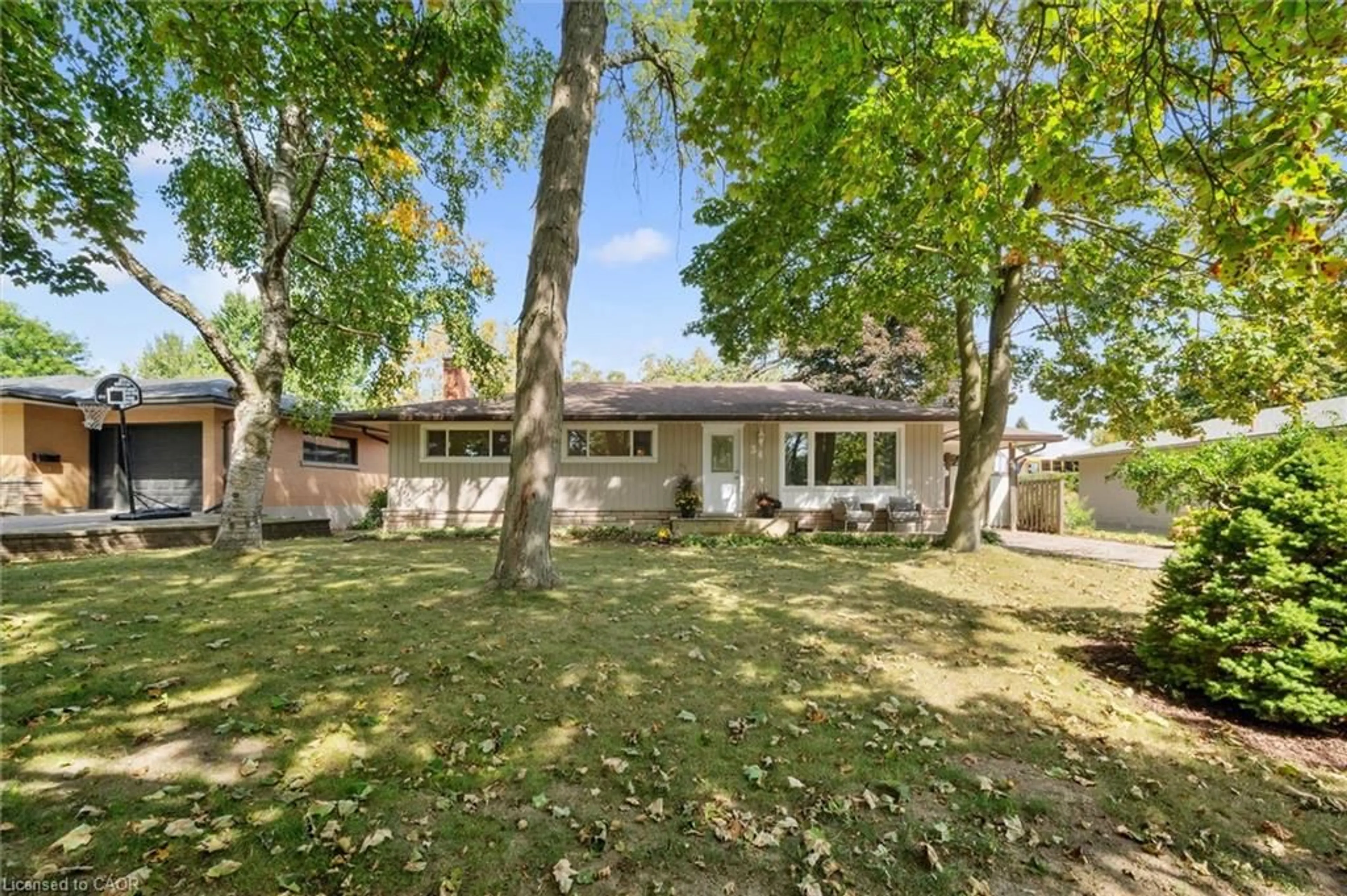 A pic from outside/outdoor area/front of a property/back of a property/a pic from drone, street for 34 Graystone Ave, Kitchener Ontario N2M 4T1