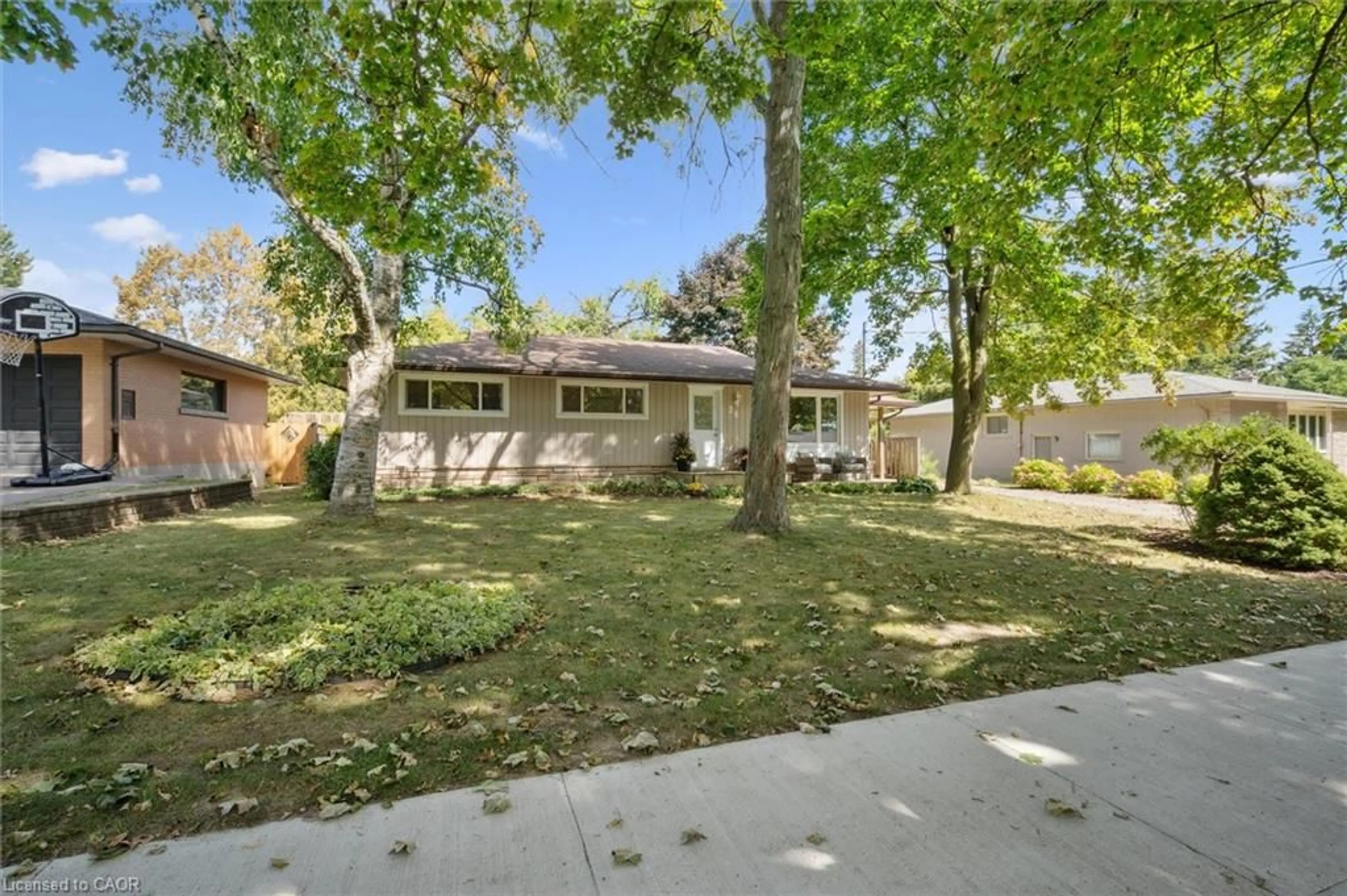 A pic from outside/outdoor area/front of a property/back of a property/a pic from drone, street for 34 Graystone Ave, Kitchener Ontario N2M 4T1
