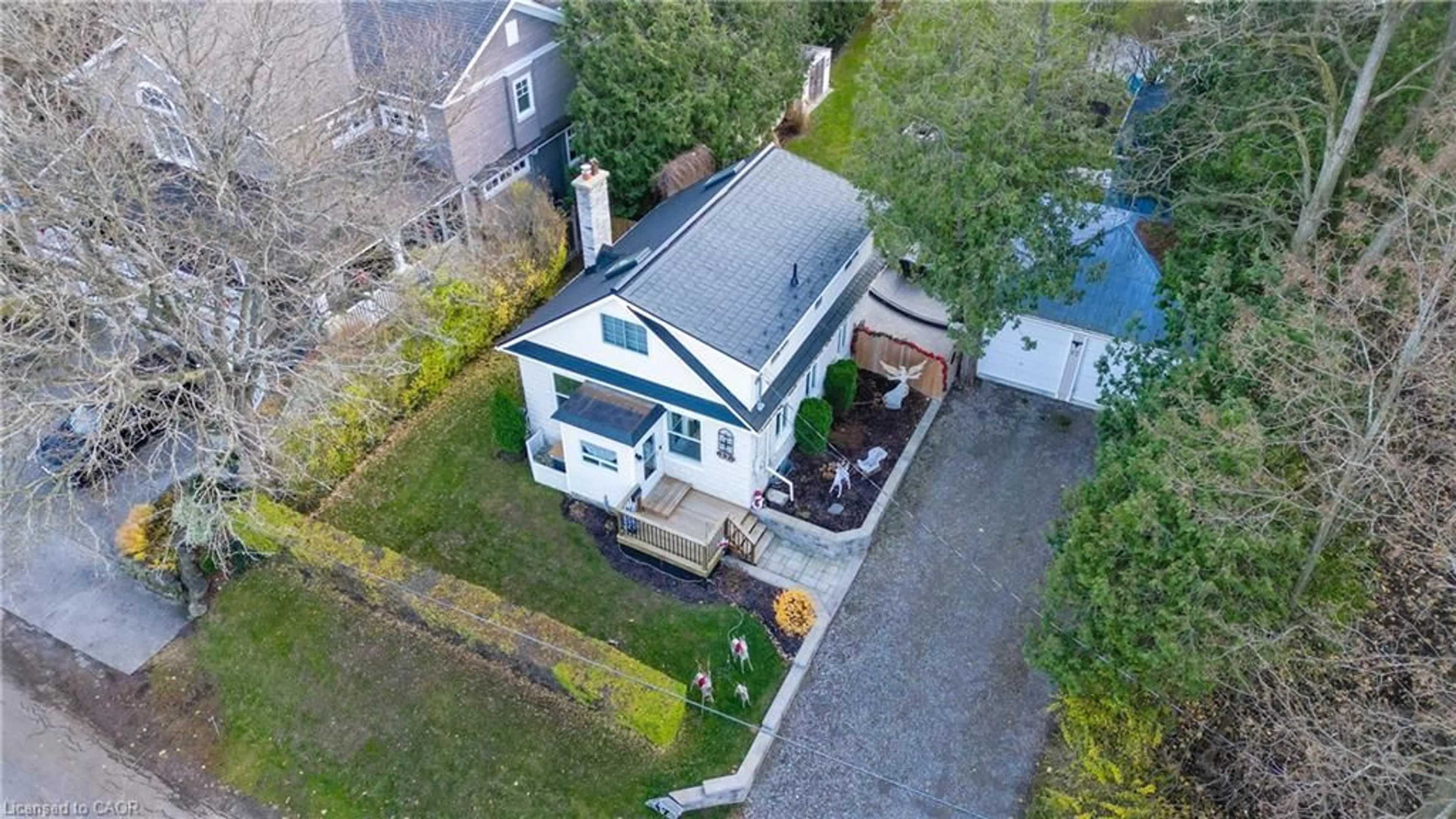 A pic from outside/outdoor area/front of a property/back of a property/a pic from drone, street for 17 Meadowcreek Lane, Cambridge Ontario N3H 4R8