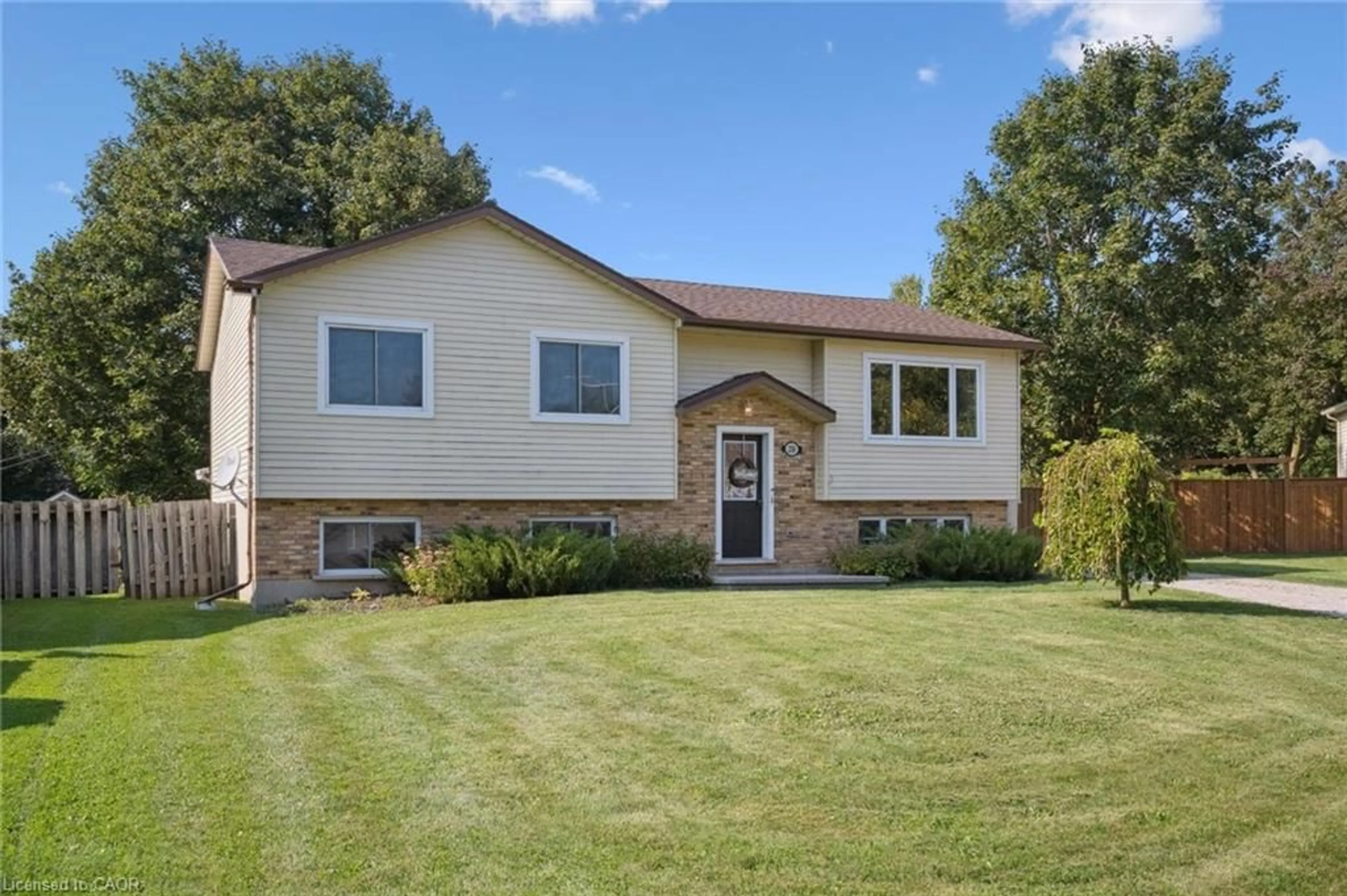 Home with vinyl exterior material, street for 230 Arris Cres, Mitchell Ontario N0K 1N0