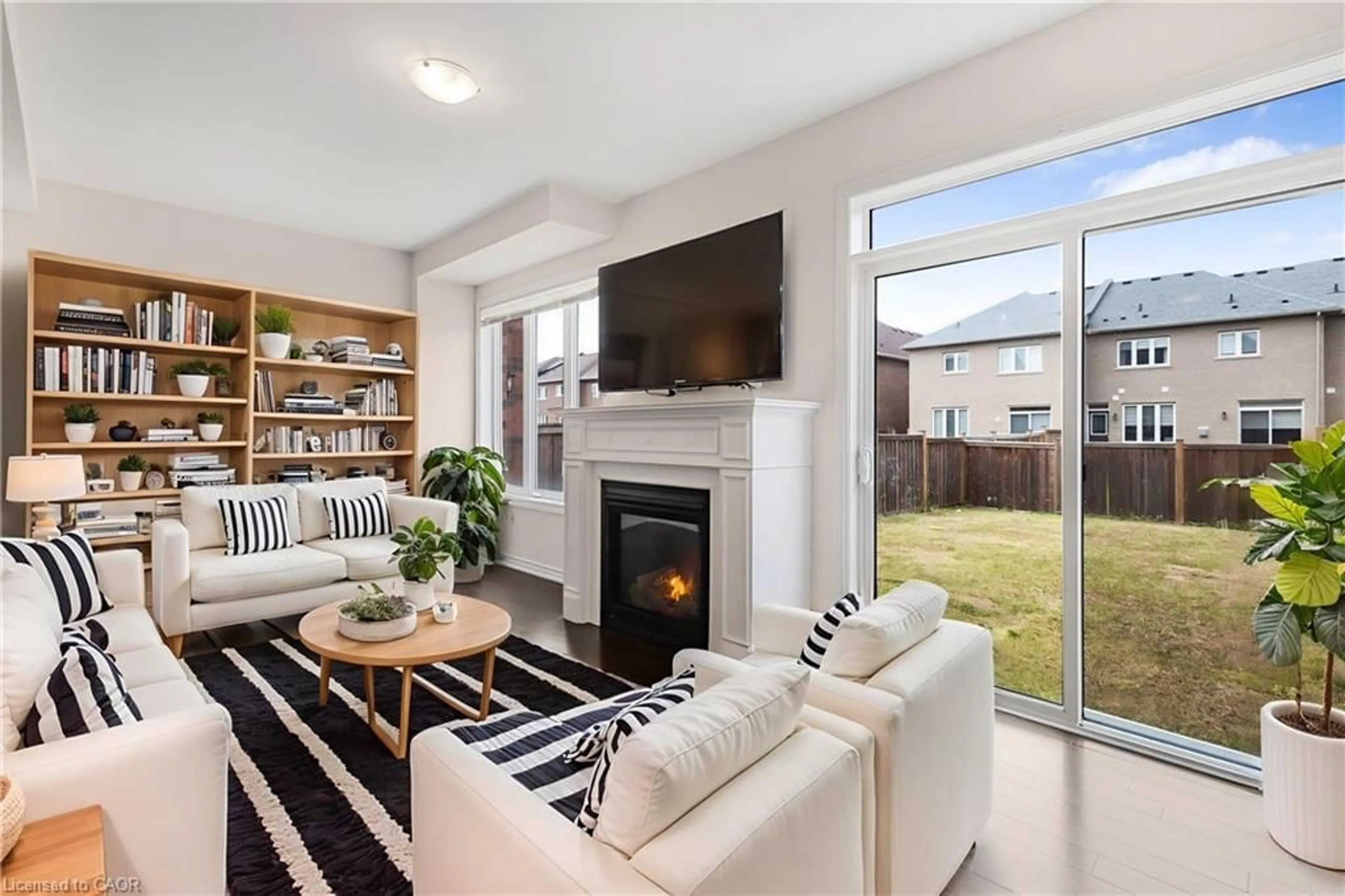 Living room with furniture, unknown for 29 Heming Trail, Ancaster Ontario L9K 0J8