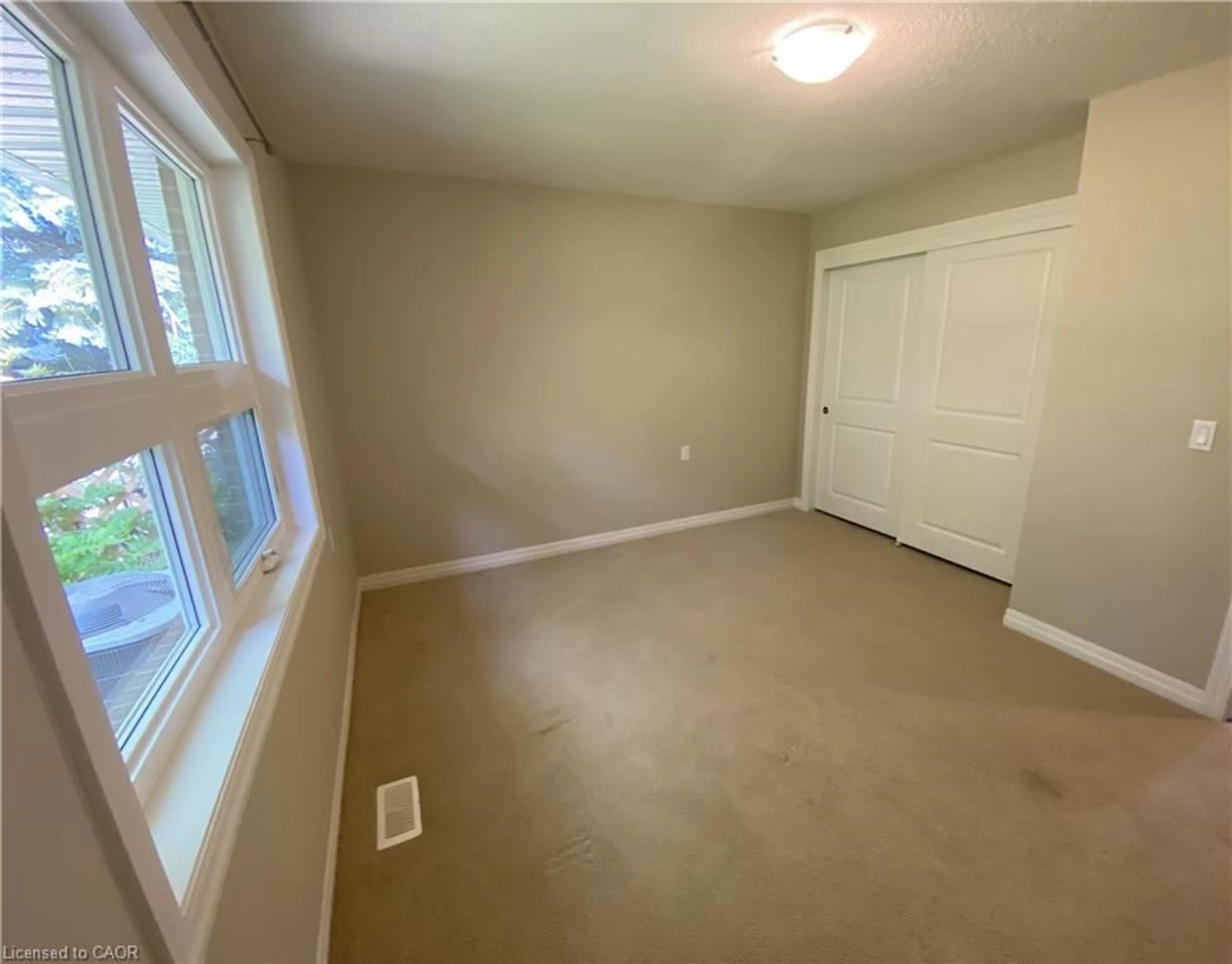 A pic of a room for 13 Szollosy Cir, Hamilton Ontario L9B 1T8