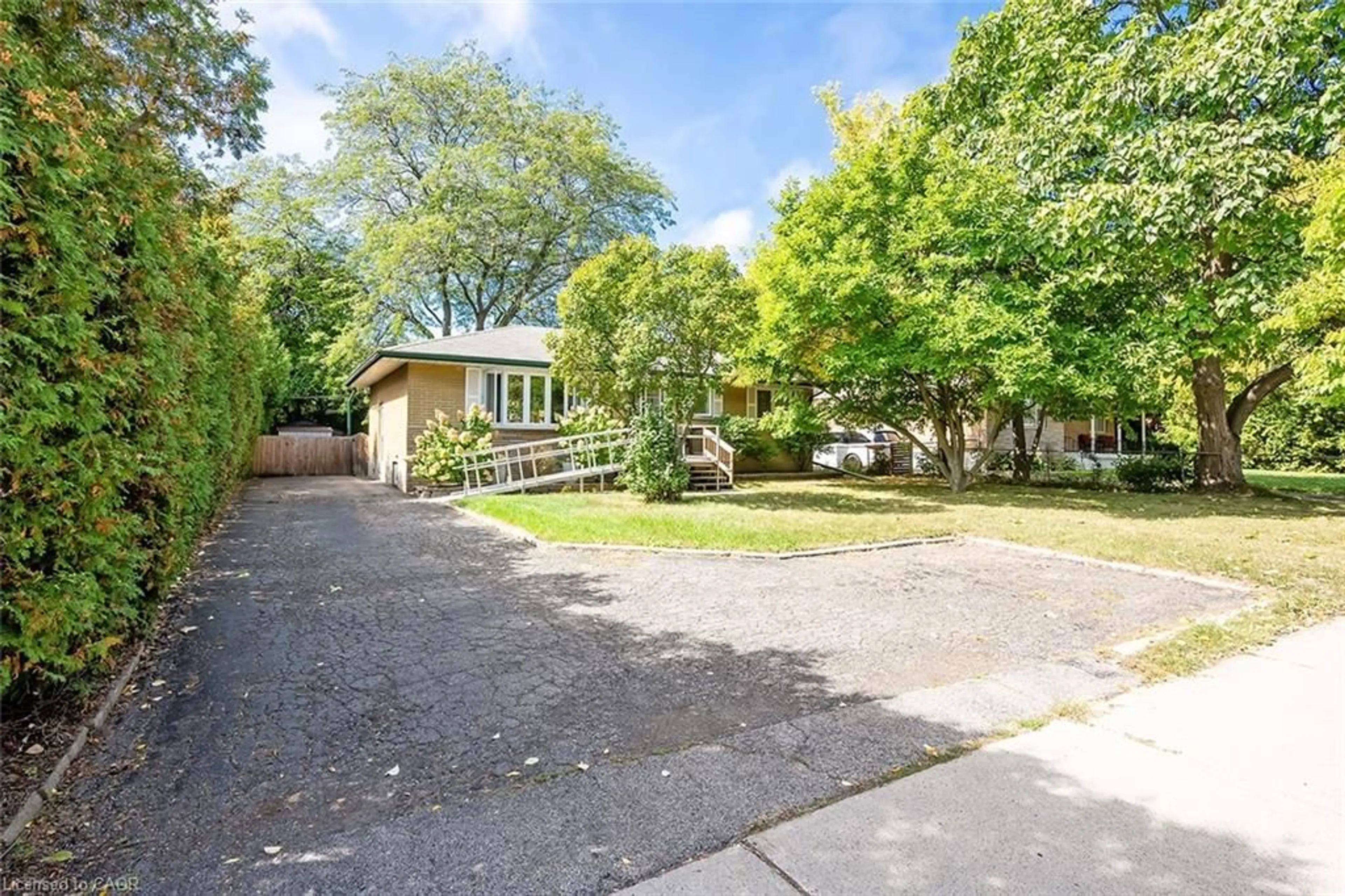 A pic from outside/outdoor area/front of a property/back of a property/a pic from drone, street for 414 Third Line, Oakville Ontario L6L 4A5