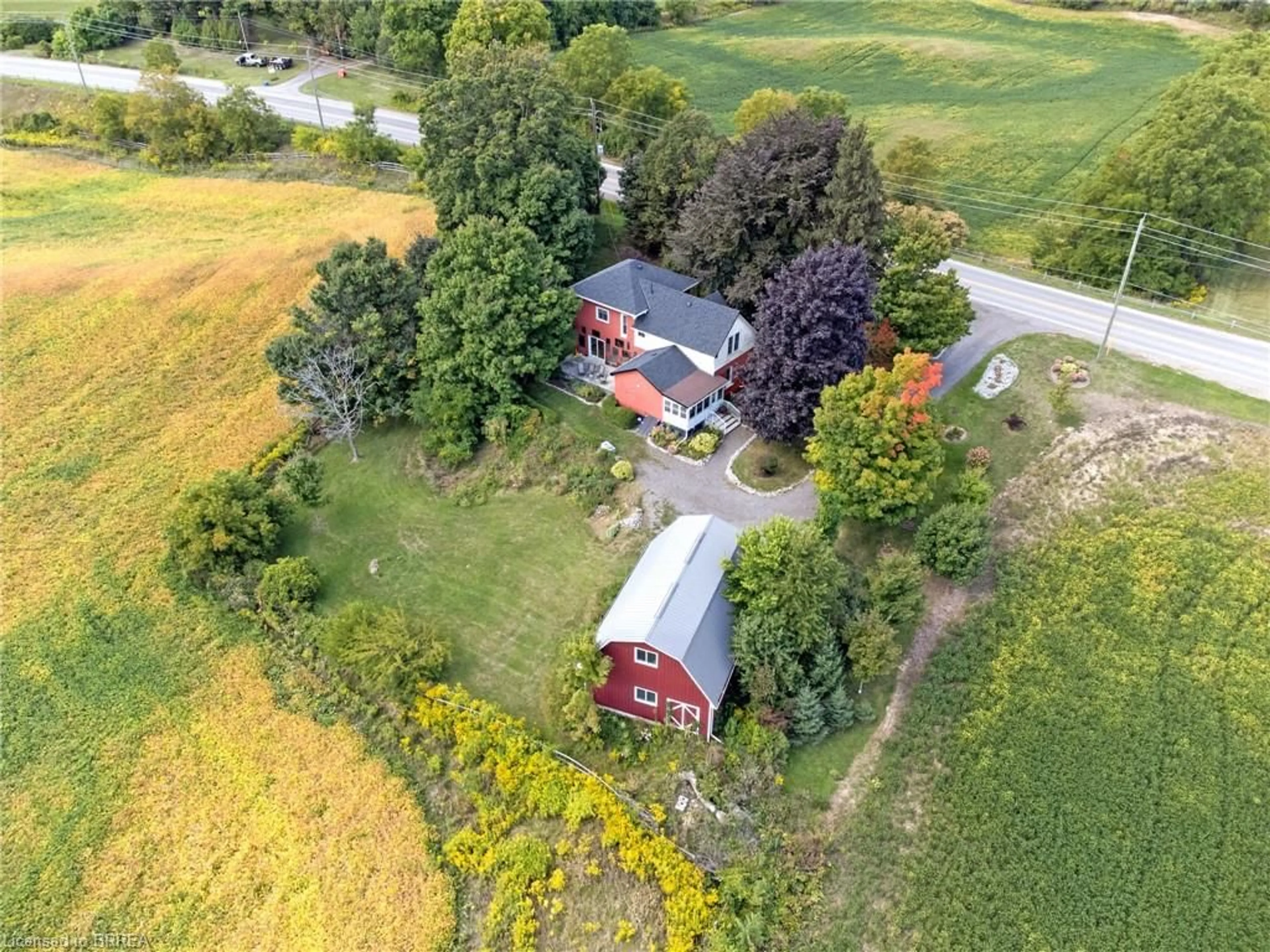 A pic from outside/outdoor area/front of a property/back of a property/a pic from drone, building for 484 Mount Pleasant Rd, Brantford Ontario N3T 5L5