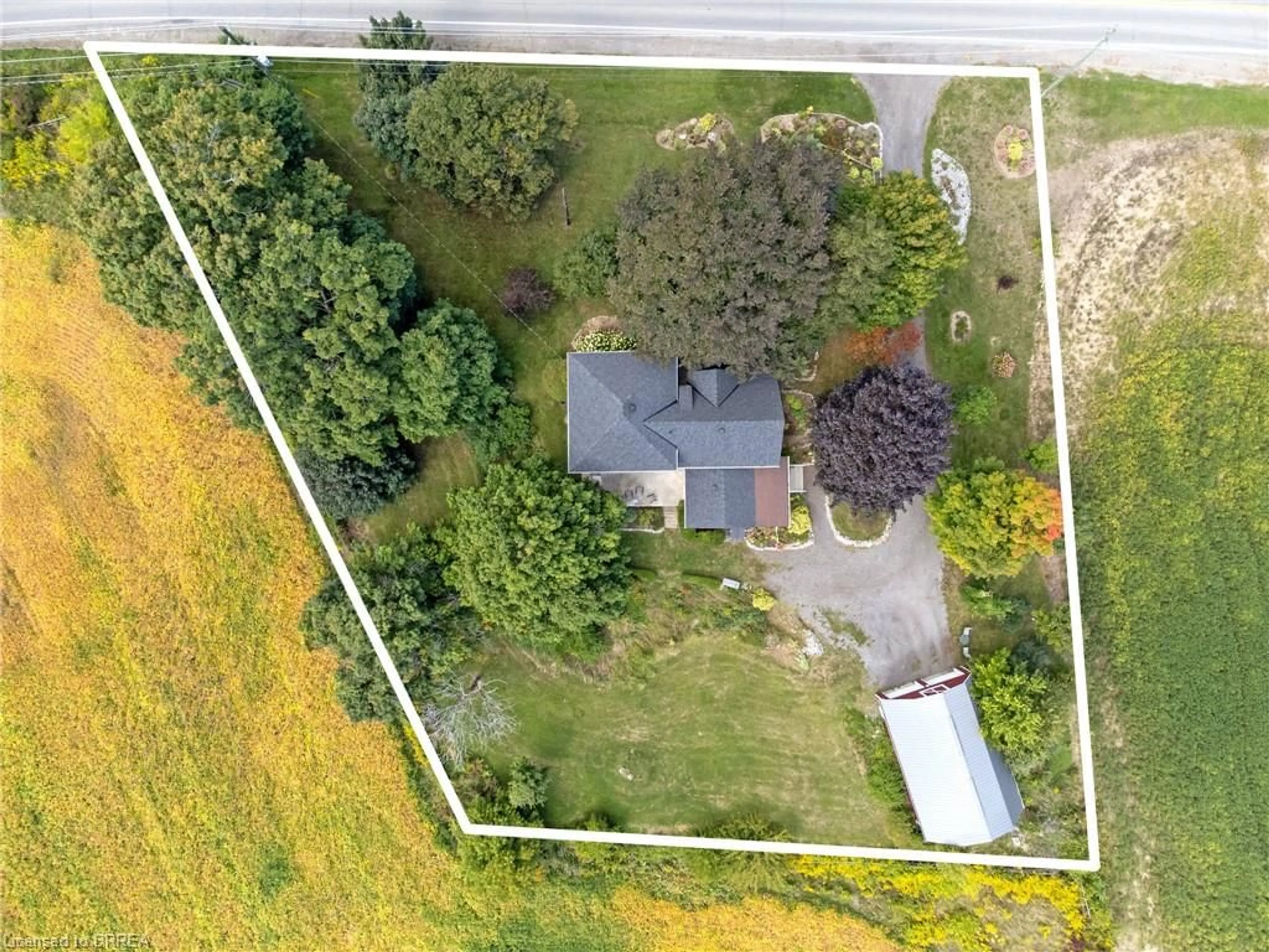A pic from outside/outdoor area/front of a property/back of a property/a pic from drone, street for 484 Mount Pleasant Rd, Brantford Ontario N3T 5L5