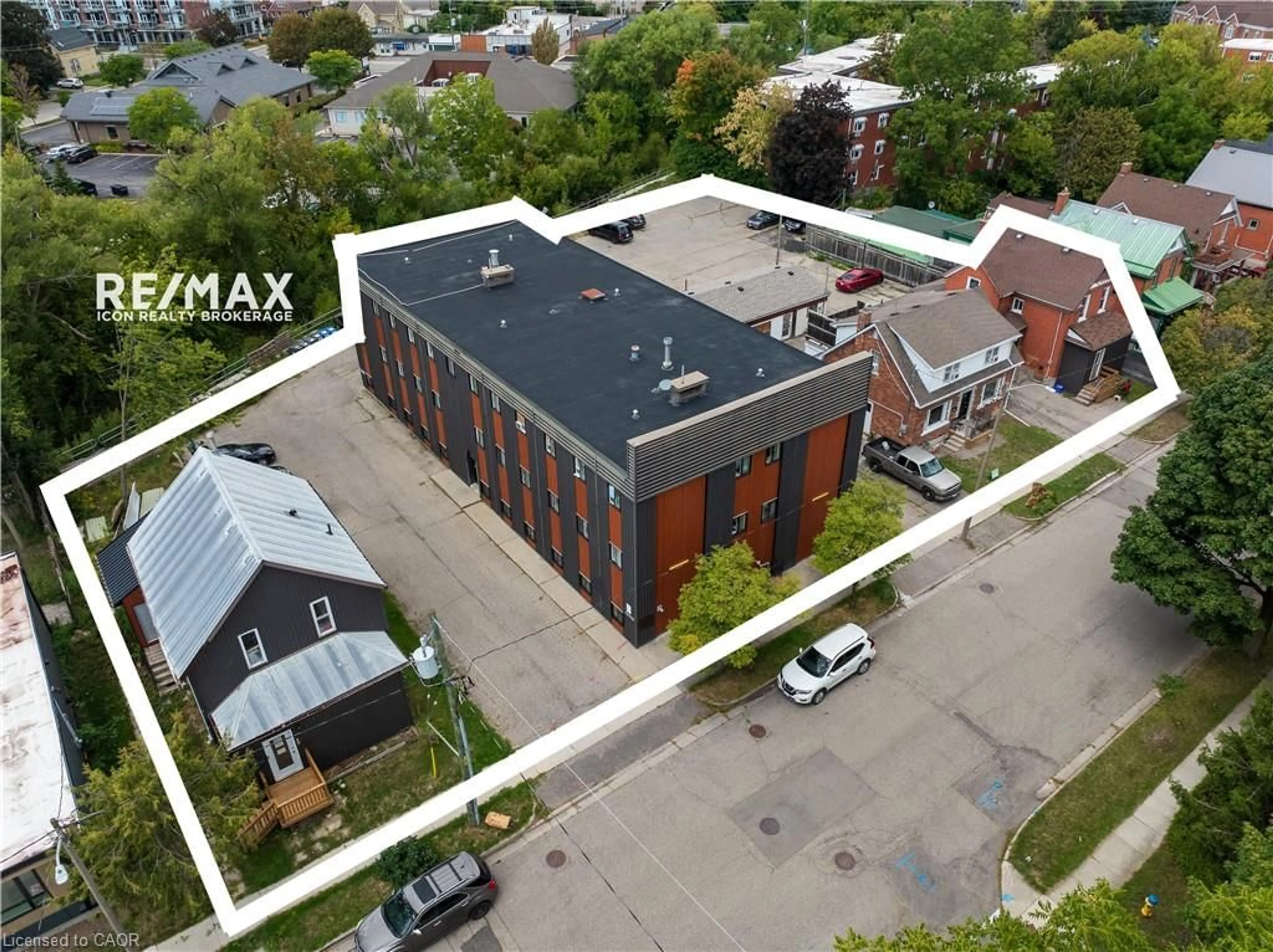 A pic from outside/outdoor area/front of a property/back of a property/a pic from drone, building for 30-40 Laurel St, Waterloo Ontario N2J 2H2