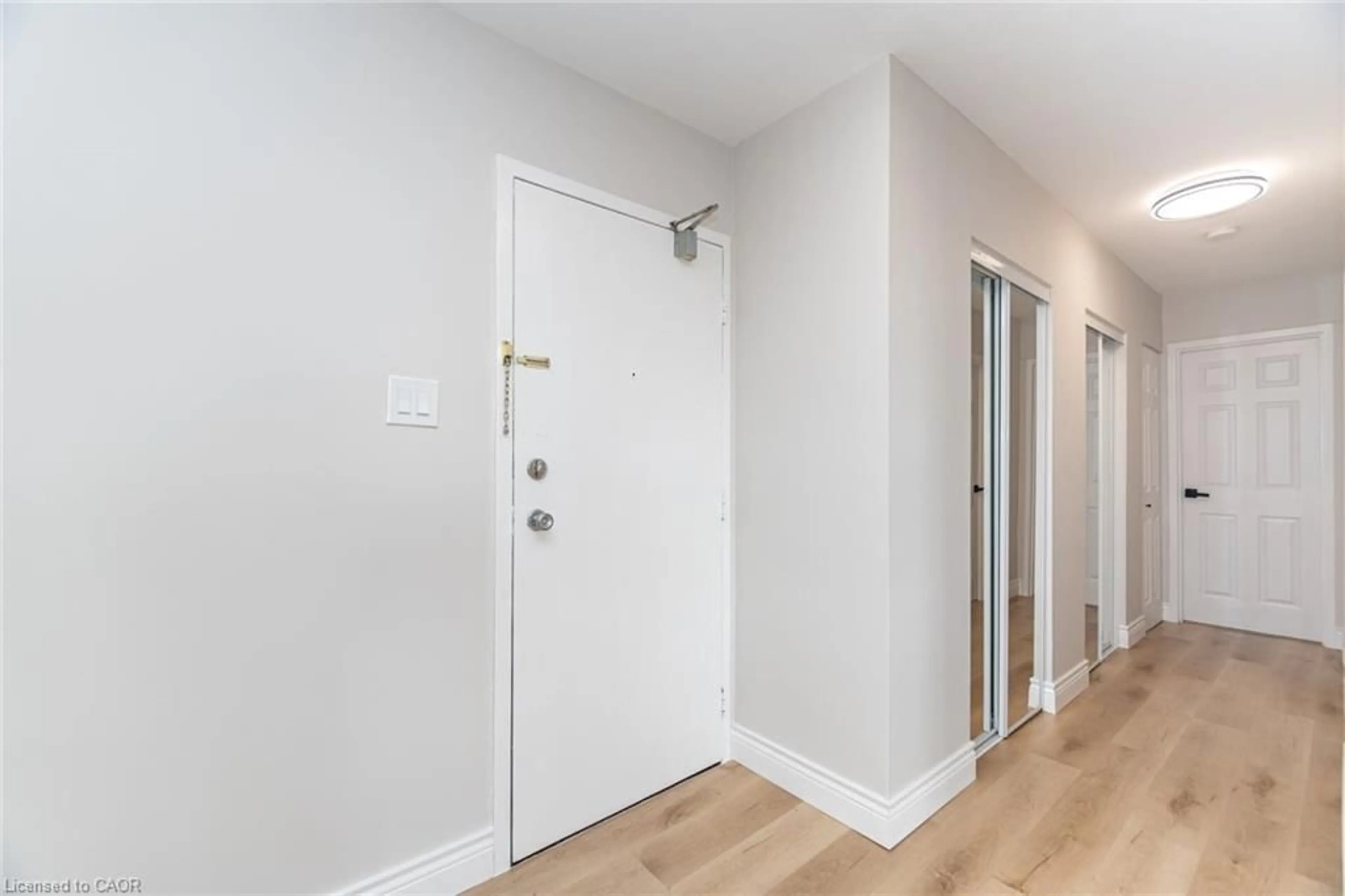 Indoor entryway for 15 Nicklaus Dr #605, Hamilton Ontario L8K 5J5