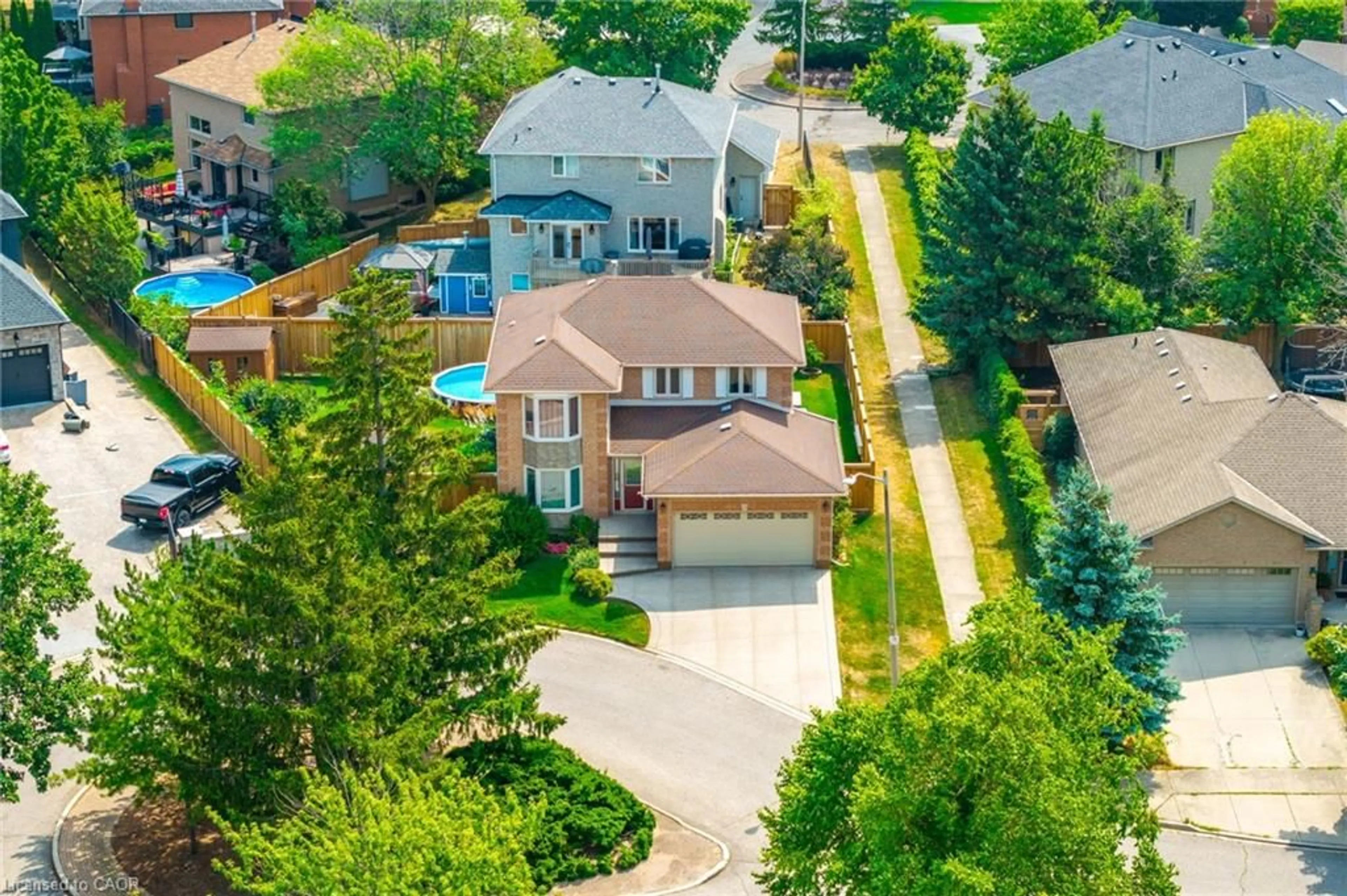 A pic from outside/outdoor area/front of a property/back of a property/a pic from drone, street for 10 Shadowdale Dr, Stoney Creek Ontario L8E 5E7