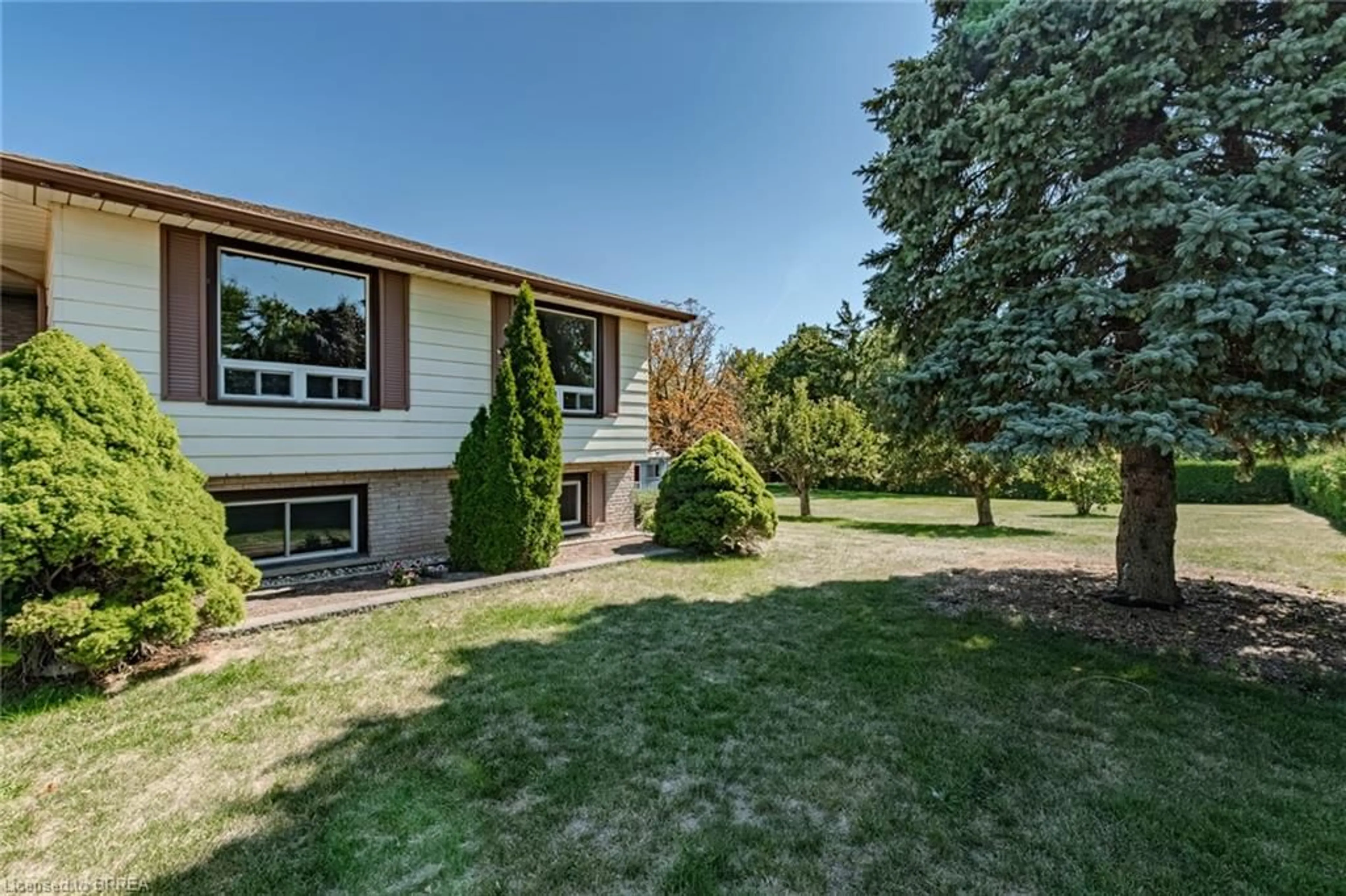 A pic from outside/outdoor area/front of a property/back of a property/a pic from drone, unknown for 9 Bannister St, Oakland Ontario N0E 1L0