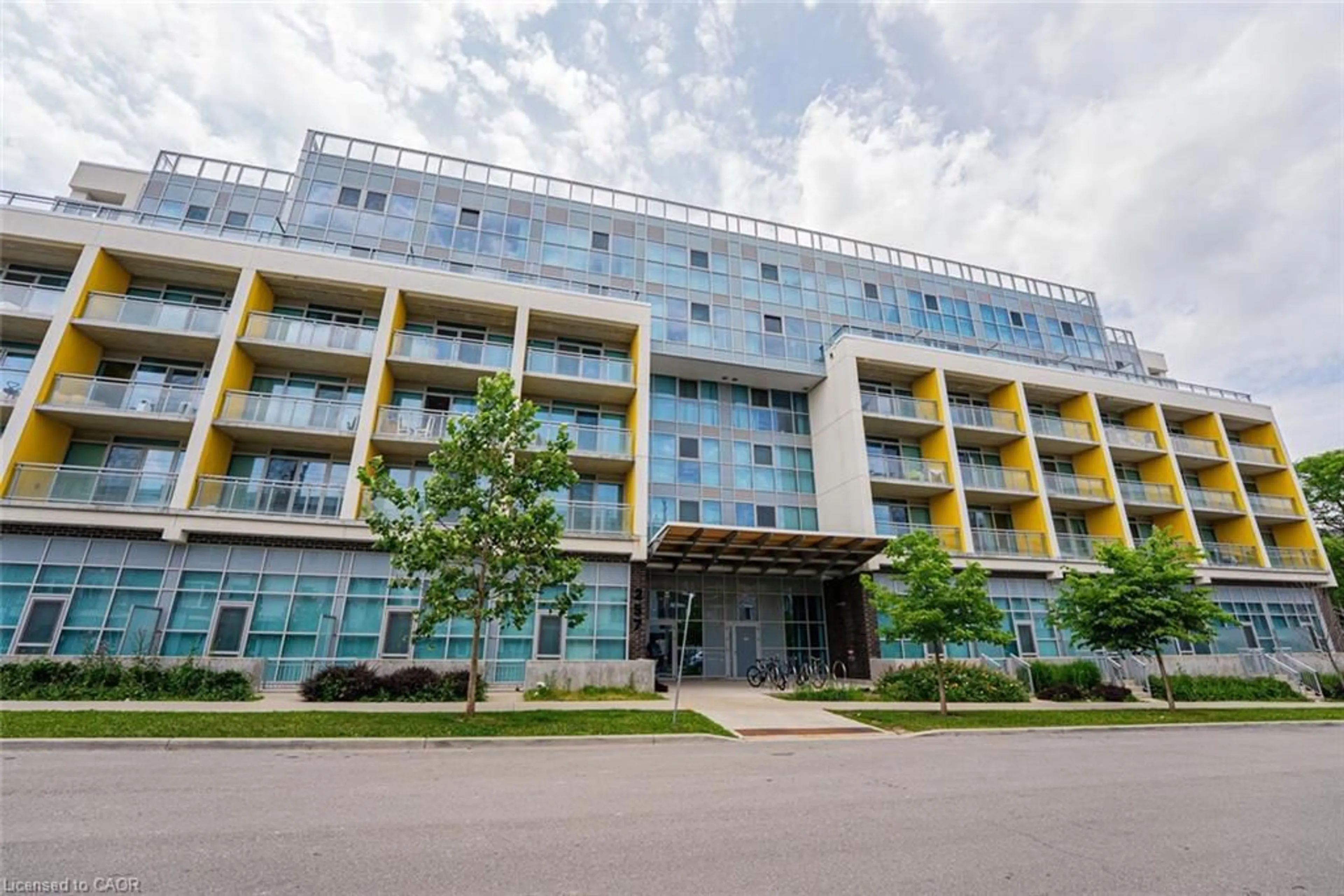 Patio, building for 257 Hemlock St #405, Waterloo Ontario N2L 0K2