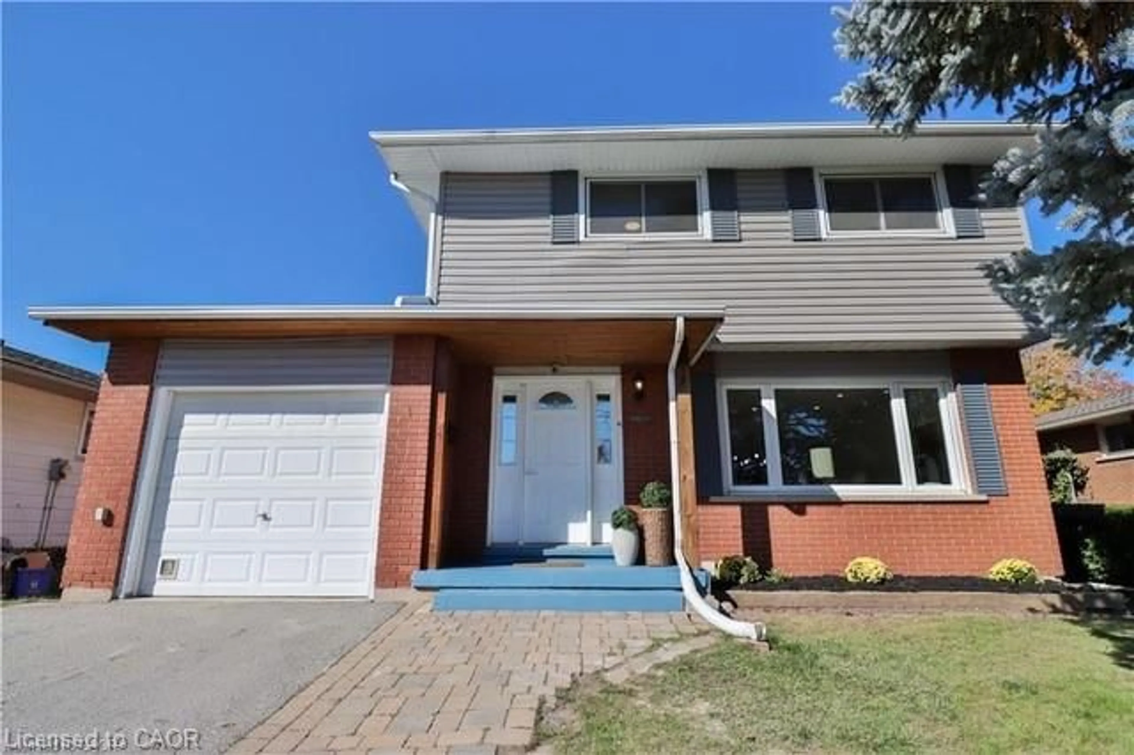 Home with vinyl exterior material, street for 3469 Rockwood Dr, Burlington Ontario L7N 2R1