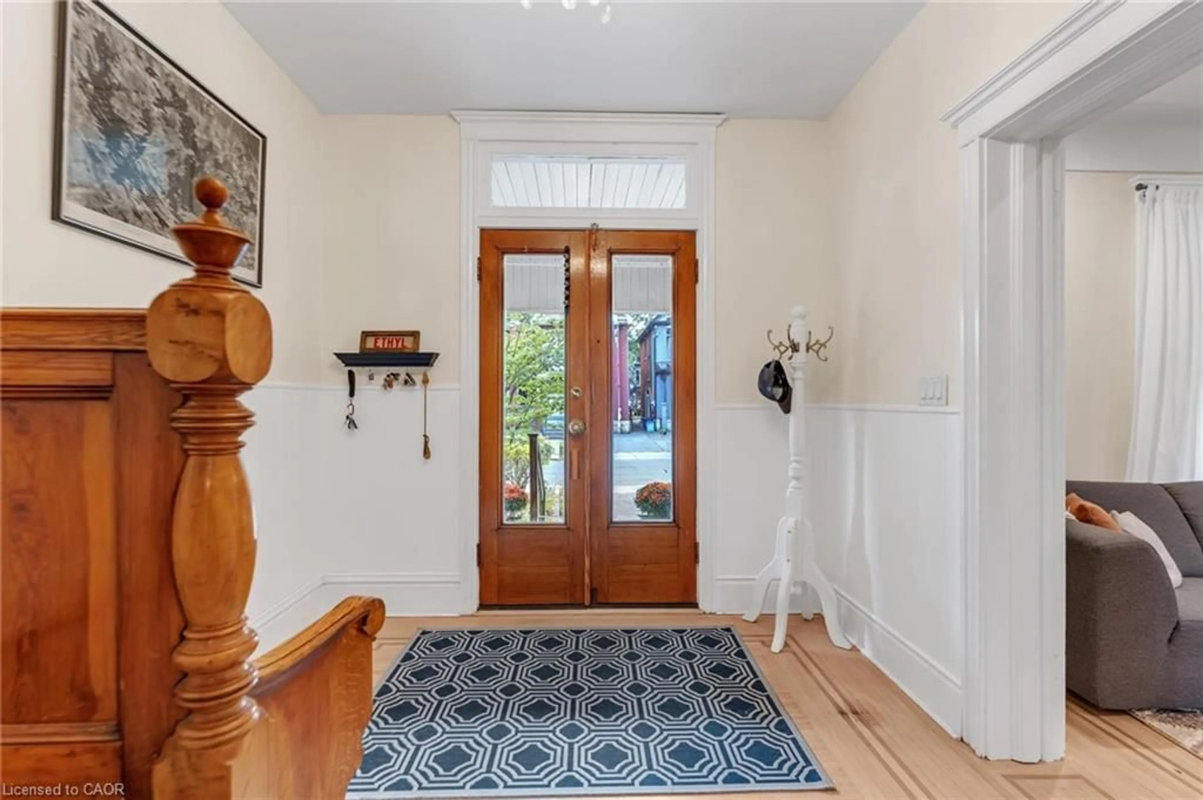 Indoor entryway for 483 King William St, Hamilton Ontario L8L 1R2