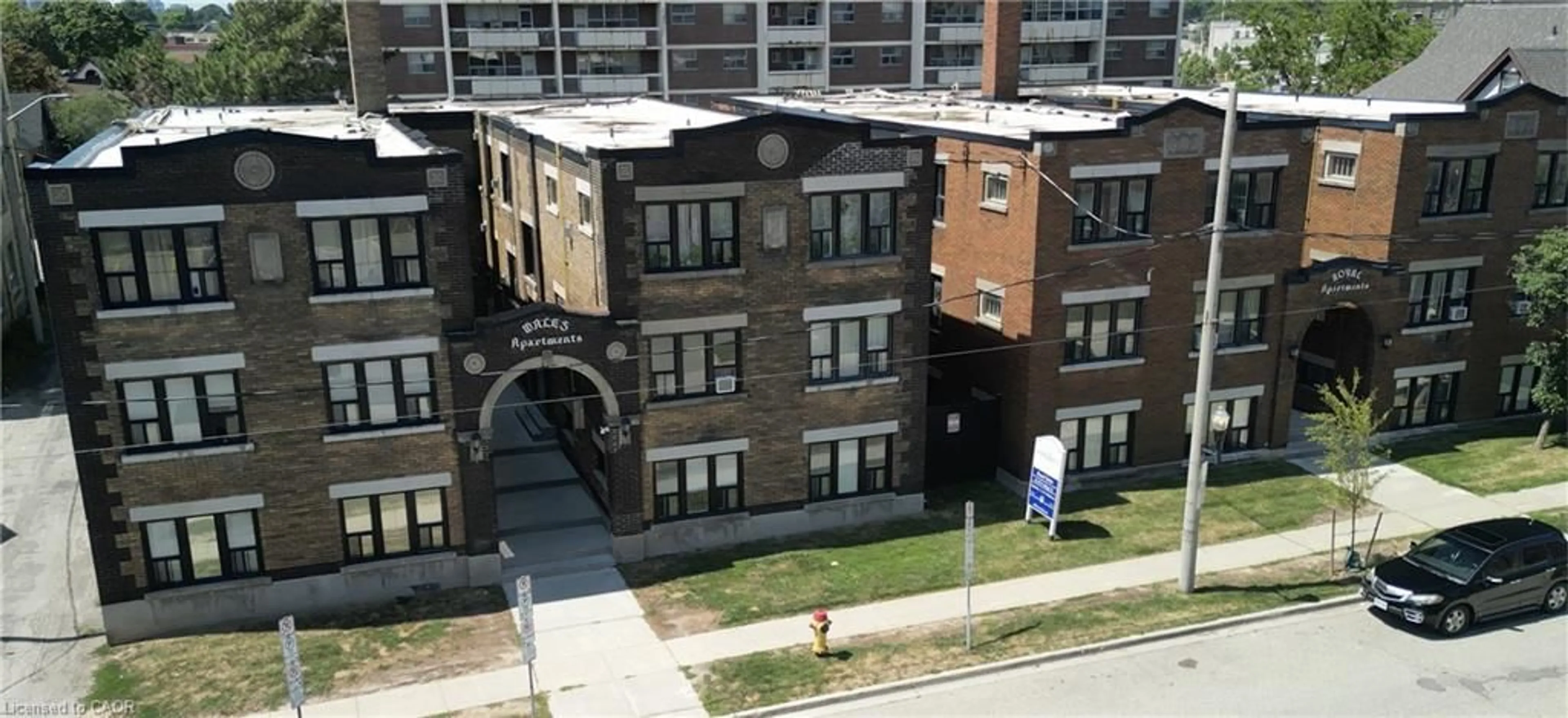 A pic from outside/outdoor area/front of a property/back of a property/a pic from drone, building for 46 College St, Kitchener Ontario N2H 5A1