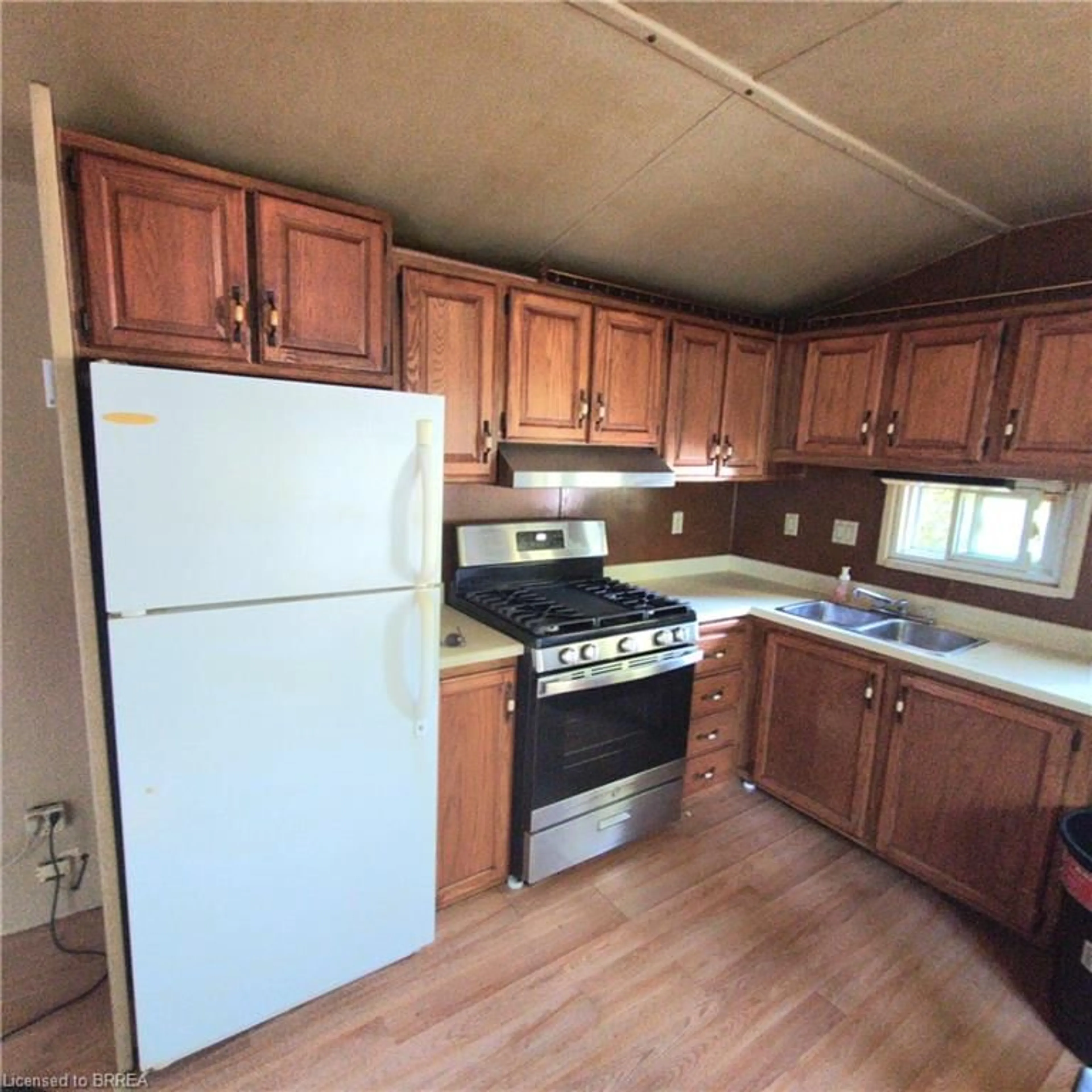 Standard kitchen, unknown for 56 Beaver Lane, Freelton Ontario N0B 2J0