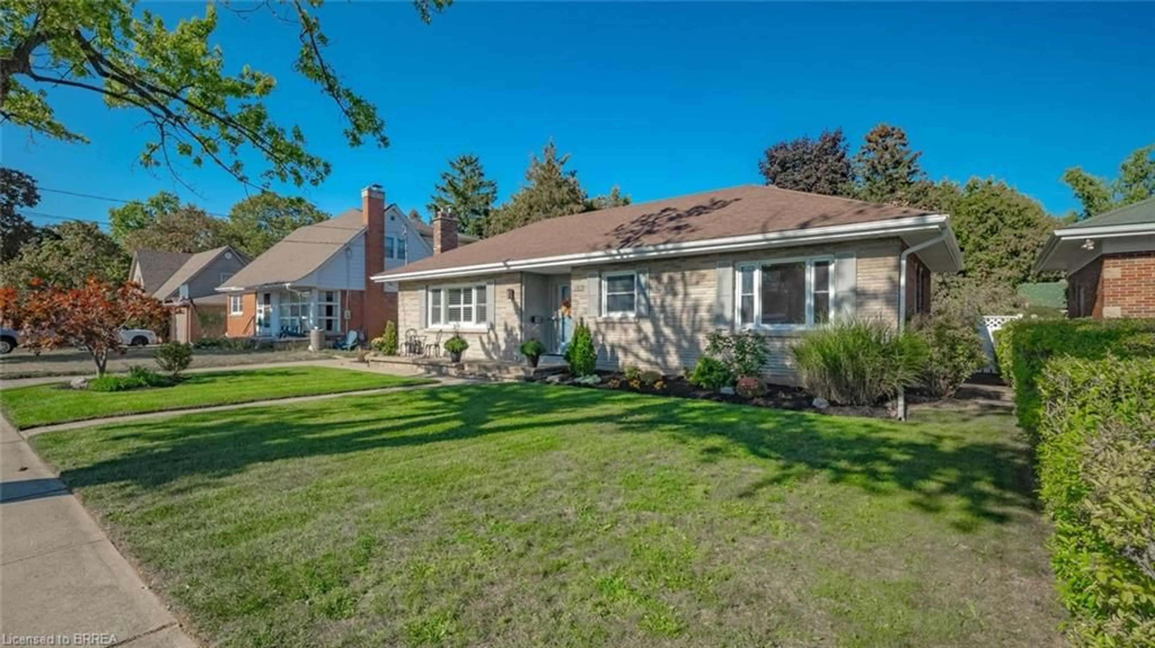 A pic from outside/outdoor area/front of a property/back of a property/a pic from drone, street for 187 St George St, Brantford Ontario N3R 1W1