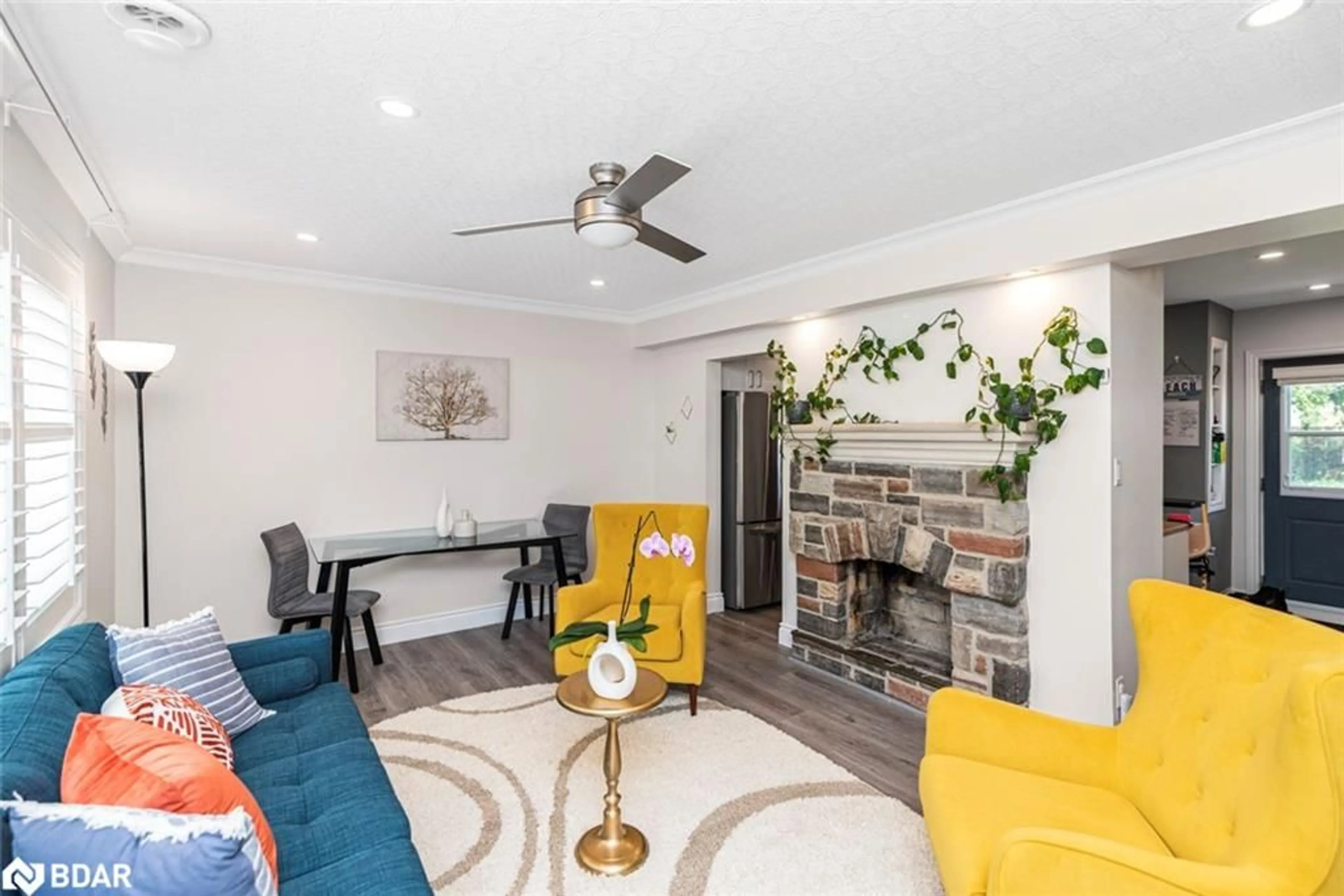 Living room with furniture, unknown for 2055 Churchill Ave, Burlington Ontario L7R 3T8