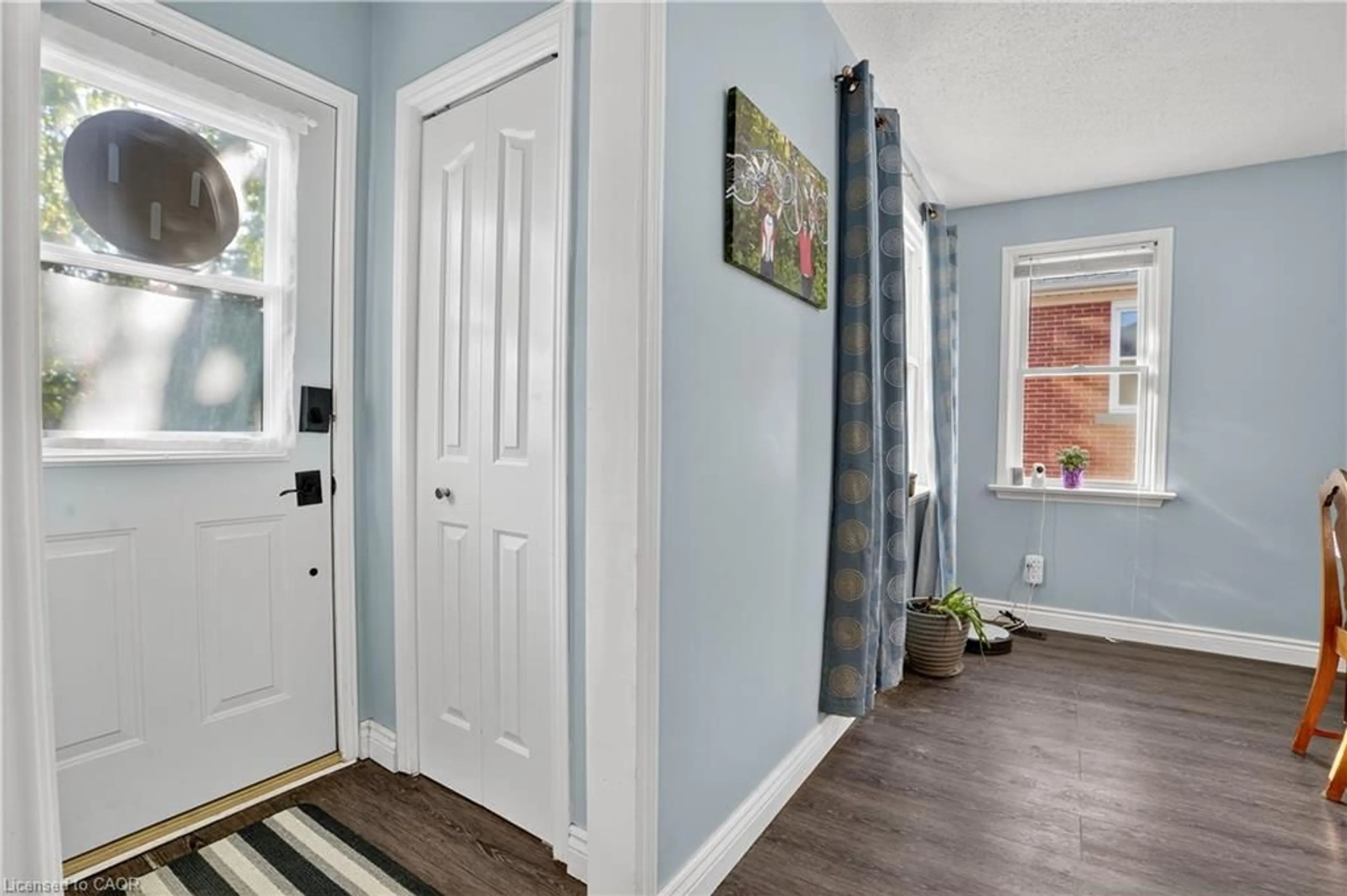 Indoor entryway for 202 Bedford Rd, Kitchener Ontario N2G 3A6