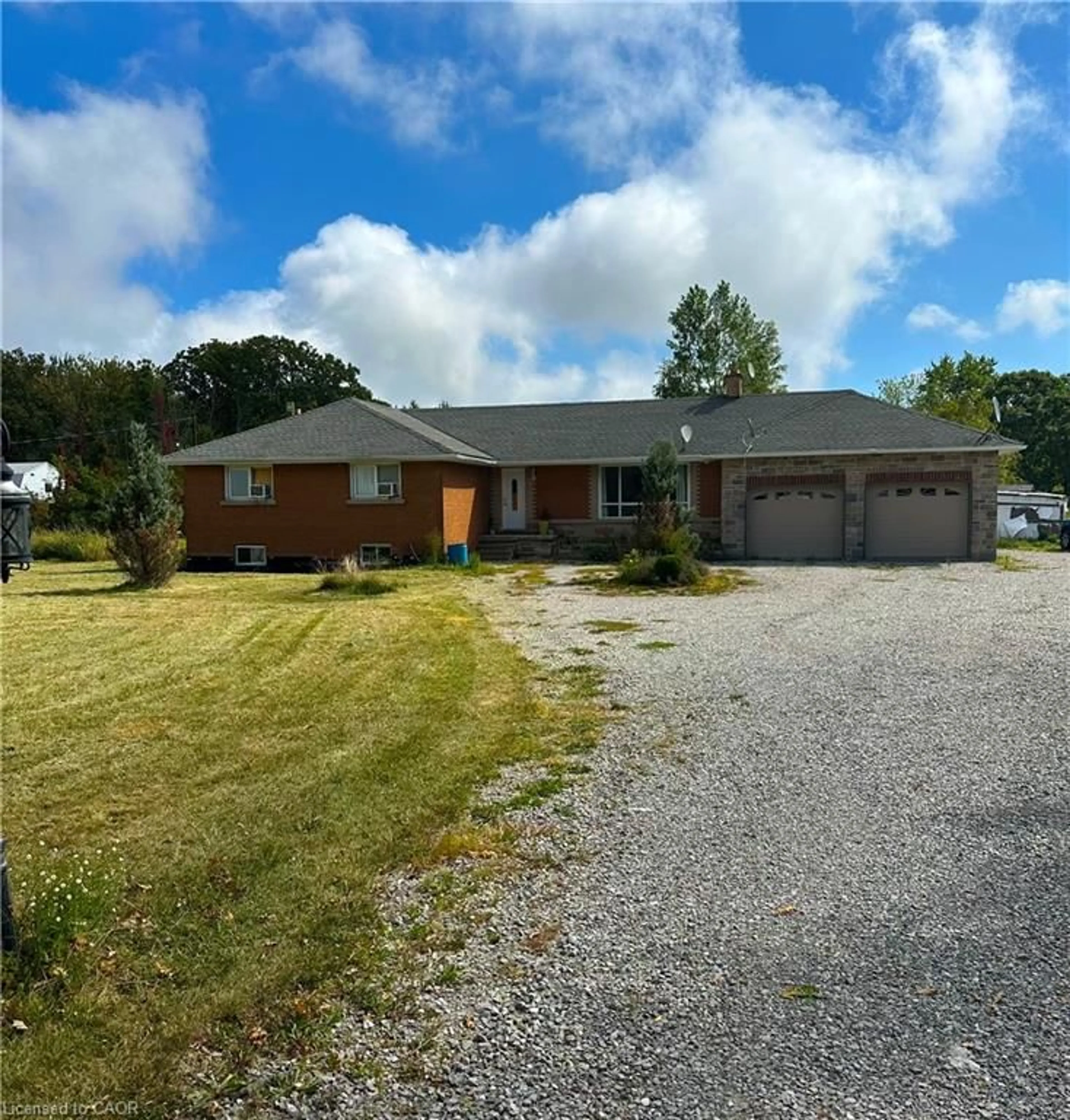 A pic from outside/outdoor area/front of a property/back of a property/a pic from drone, unknown for 295 Park Rd, Grimsby Ontario L3M 4E7