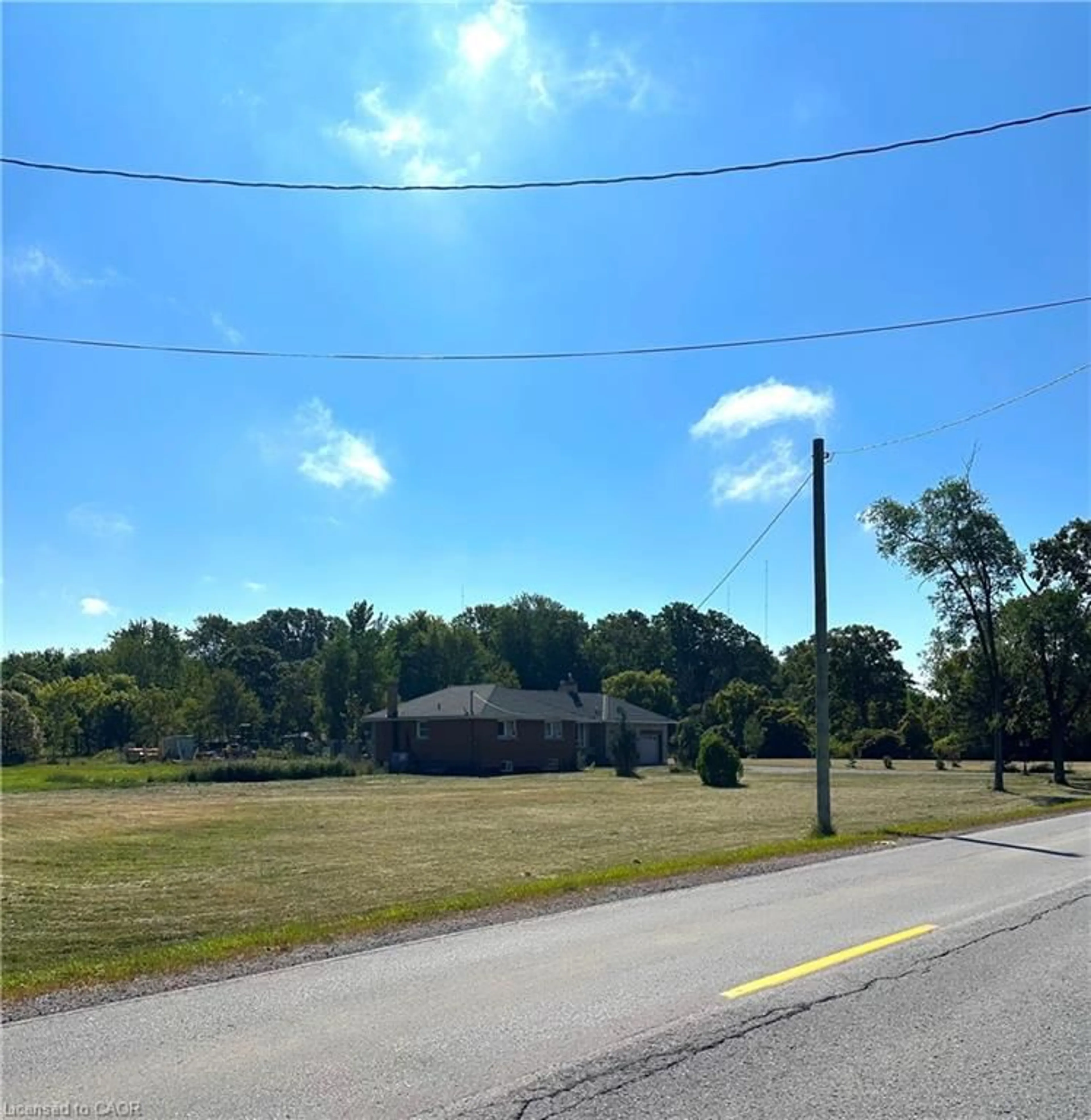 A pic from outside/outdoor area/front of a property/back of a property/a pic from drone, street for 295 Park Rd, Grimsby Ontario L3M 4E7