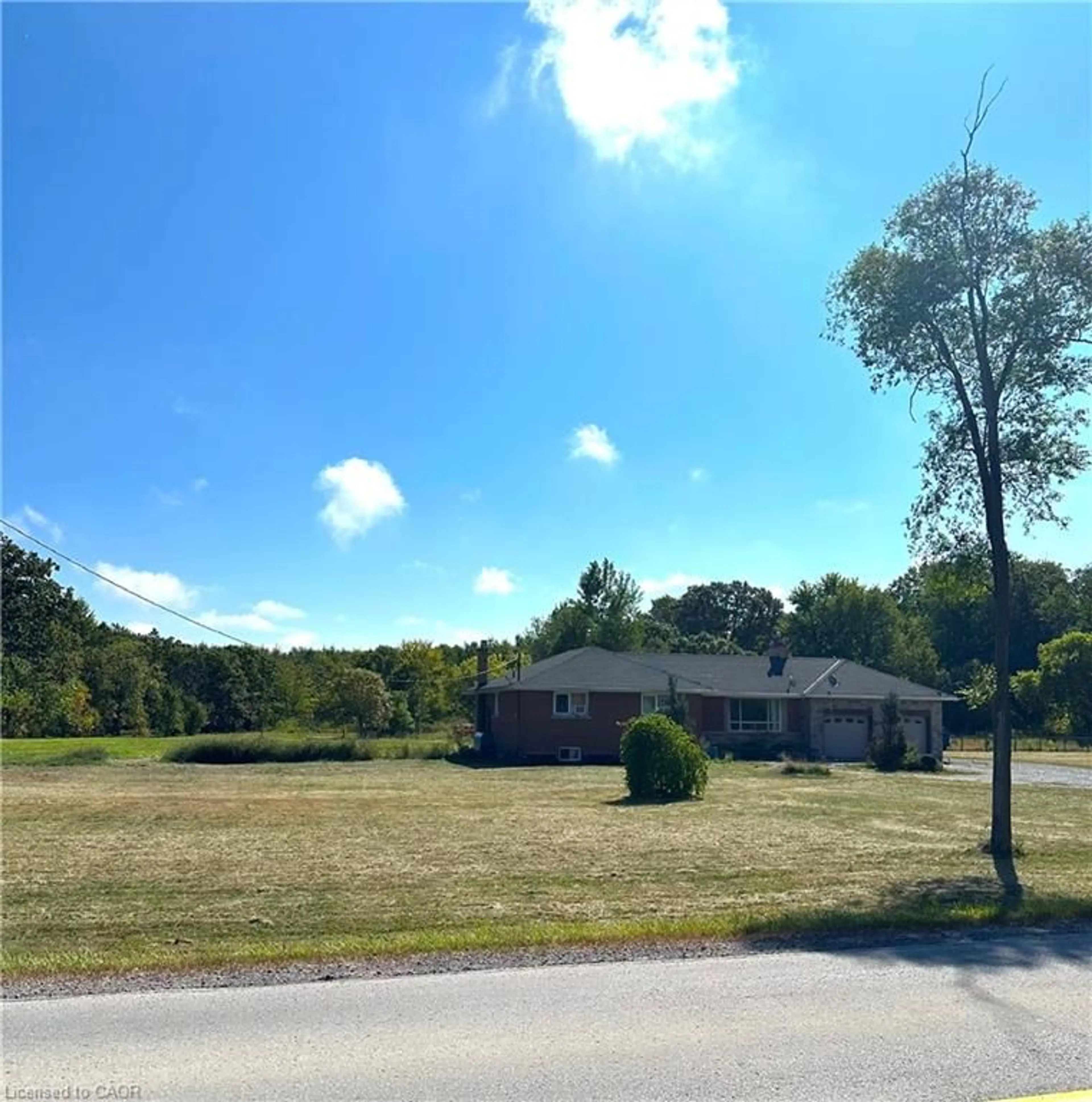 A pic from outside/outdoor area/front of a property/back of a property/a pic from drone, unknown for 295 Park Rd, Grimsby Ontario L3M 4E7