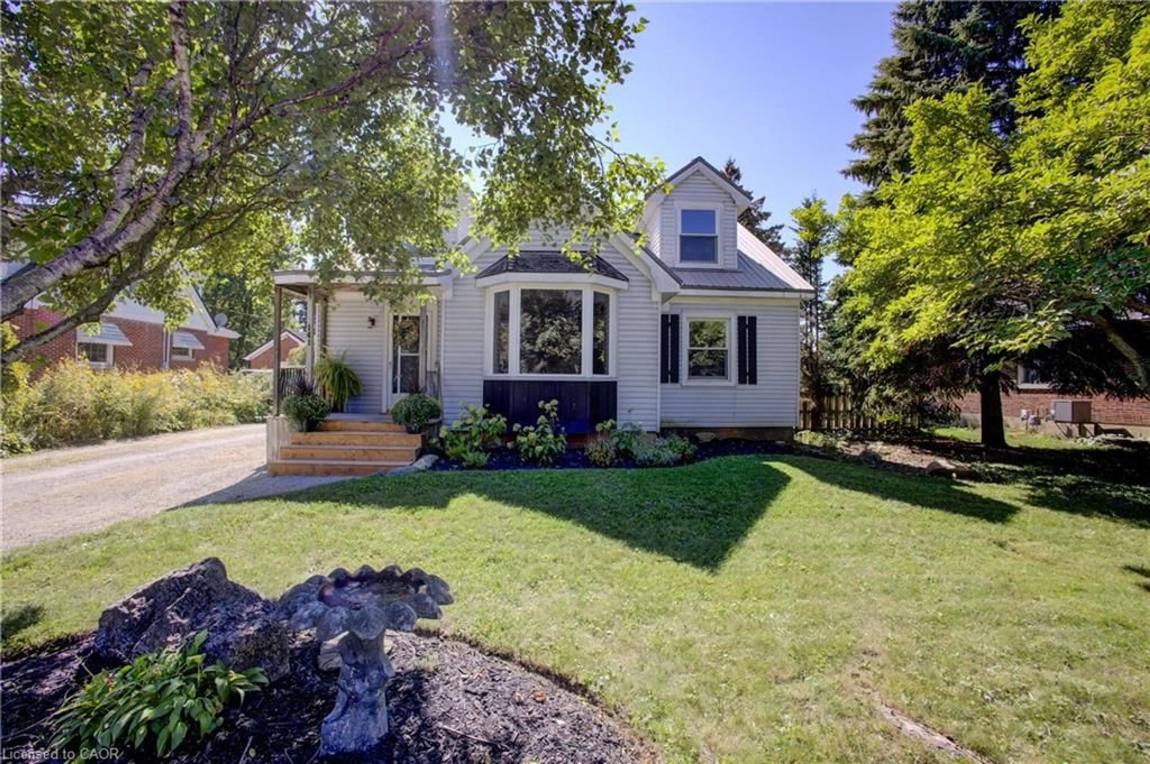Home with vinyl exterior material, street for 141 Goderich St, Seaforth Ontario N0K 1W0