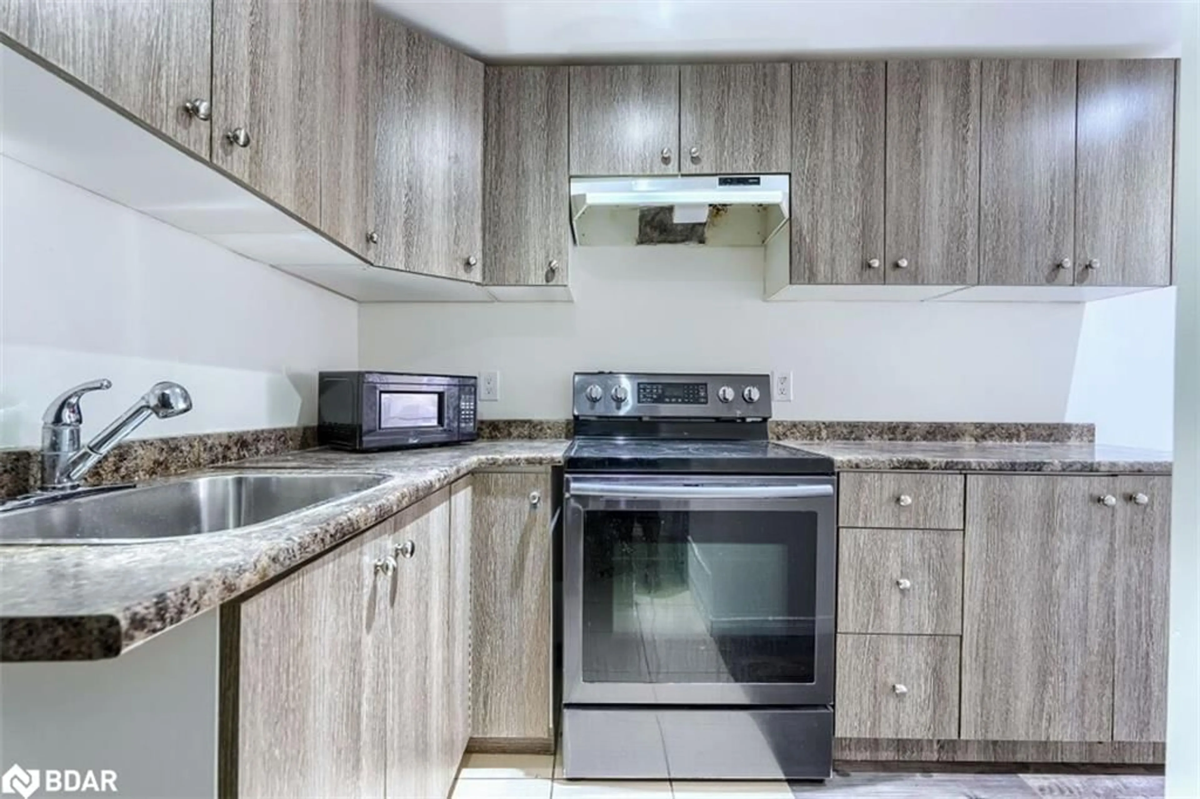 Standard kitchen, unknown for 304 Teetzel Dr, Milton Ontario L9T 0B1
