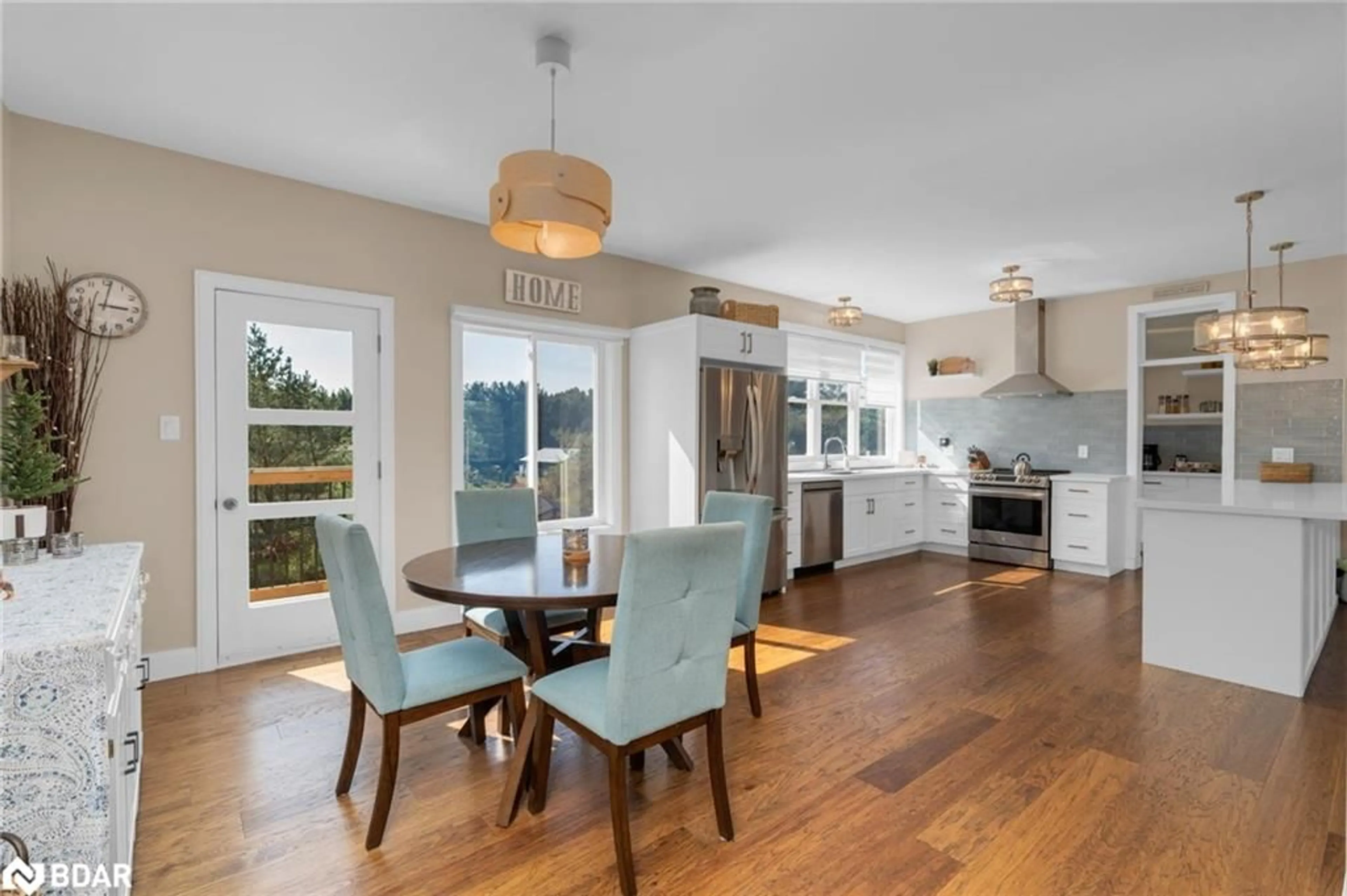 Open concept kitchen, wood/laminate floor for 153 Rue Eric, Lafontaine Ontario L9M 0H1