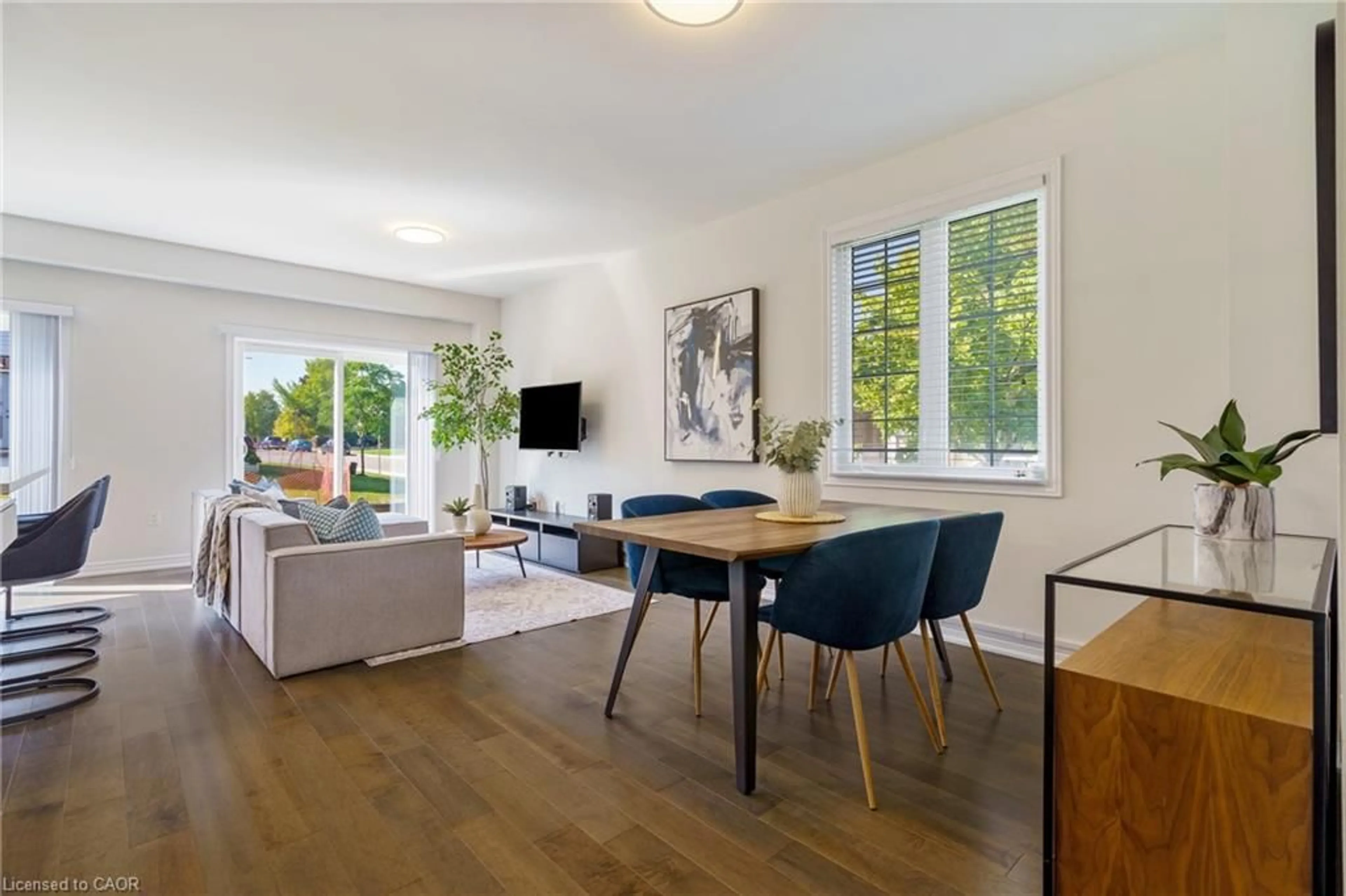 Living room with furniture, wood/laminate floor for 60 Bobolink Rd, Hamilton Ontario L9A 2P5