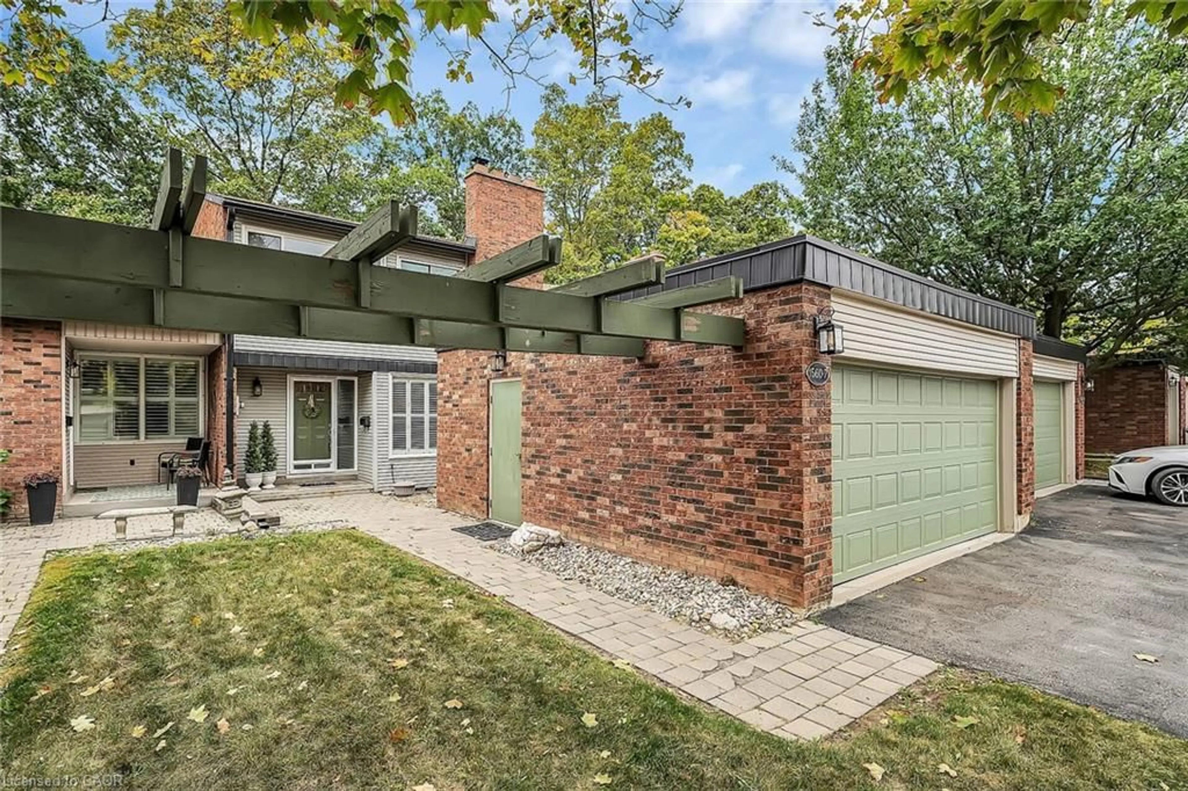 Home with brick exterior material, street for 1560 Kerns Rd #7, Burlington Ontario L7P 3A7