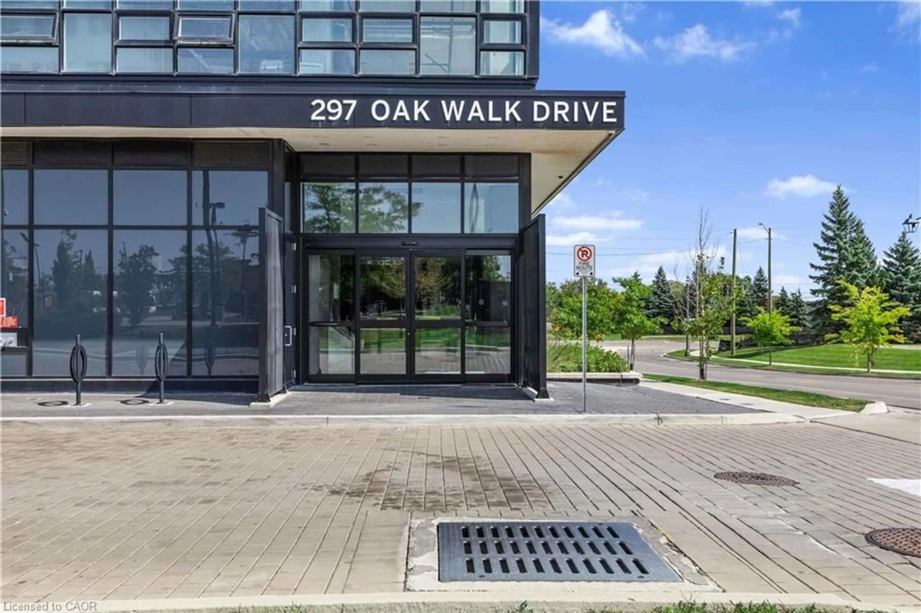 Indoor foyer for 297 Oak Walk Dr #906, Oakville Ontario L6H 6Z3